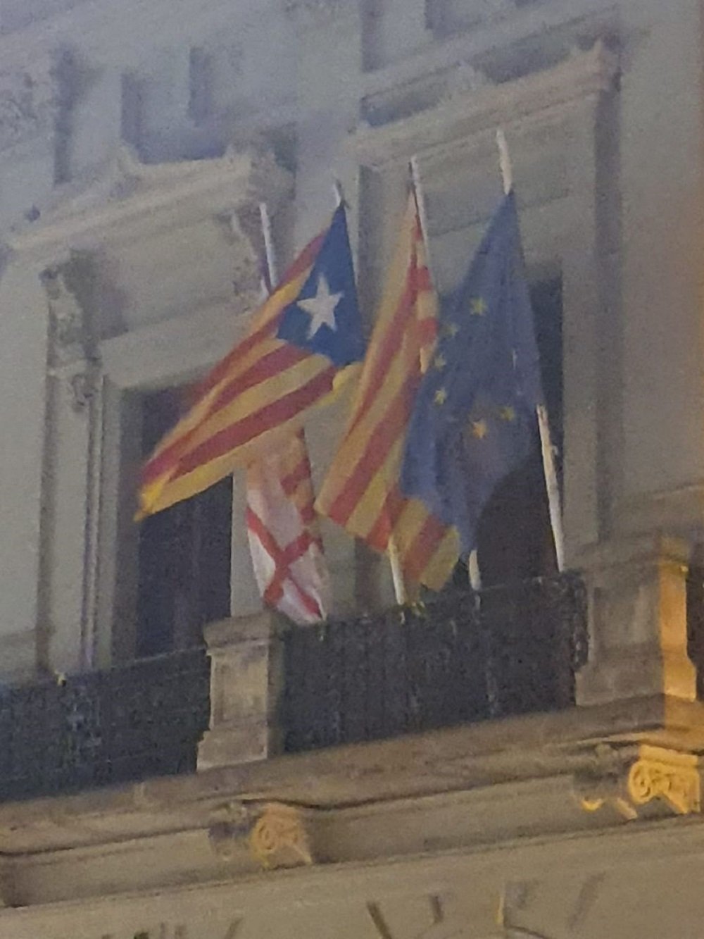 Pengen una estelada a la seu del districte de les Corts