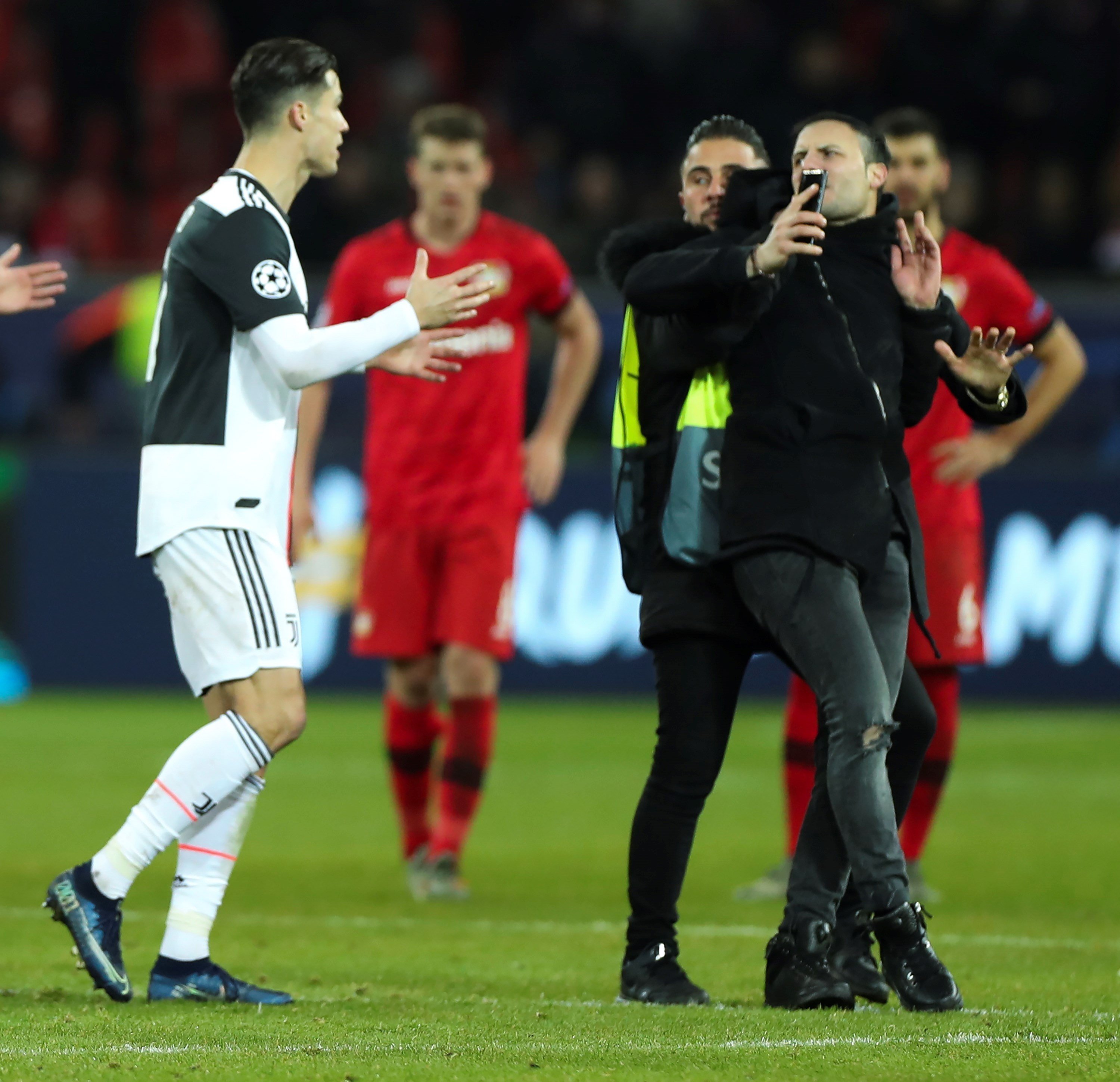VÍDEO | Pique de Cristiano Ronaldo con un espontáneo