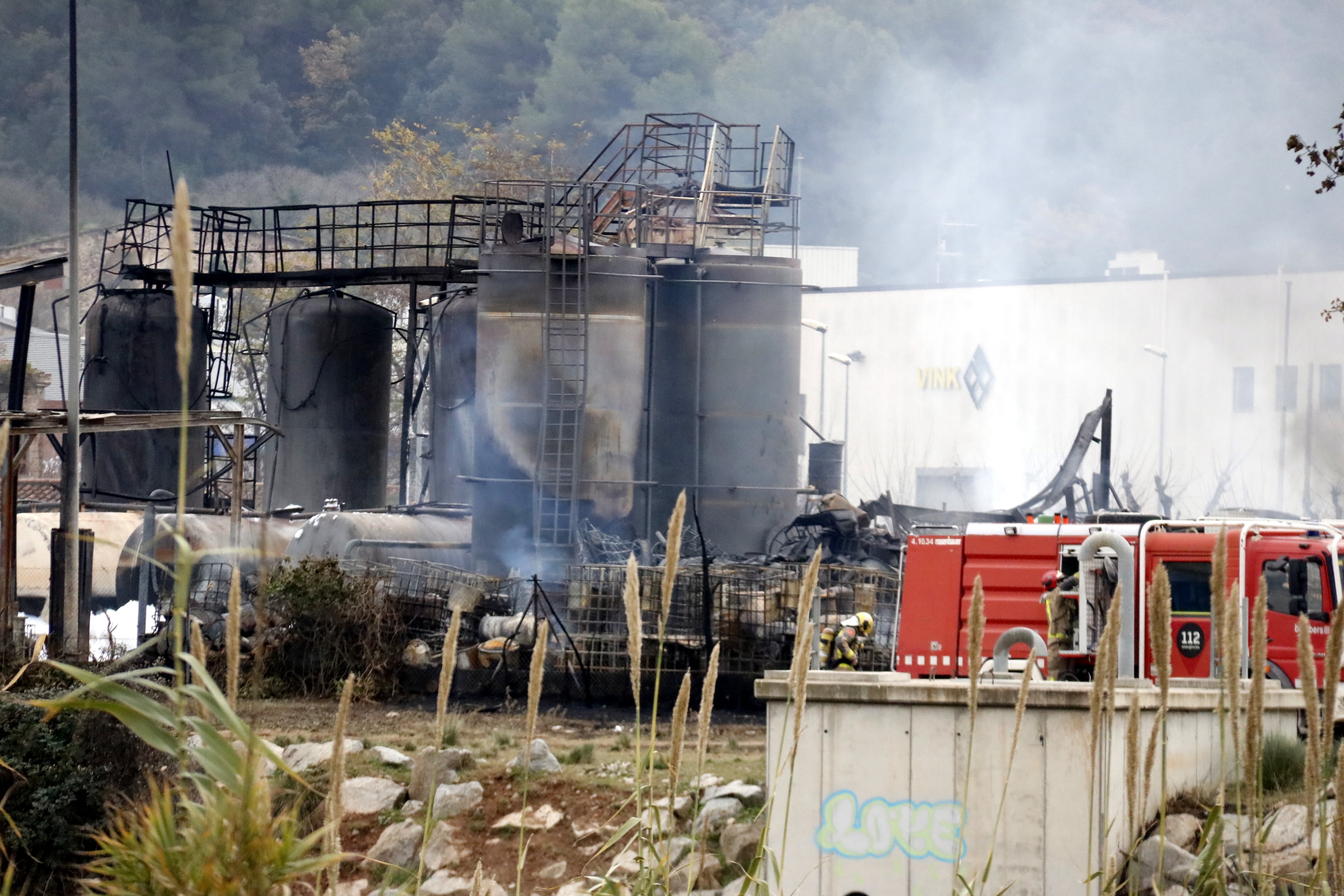 La fiscalia obre una investigació per la contaminació del foc a la fàbrica de Montornès