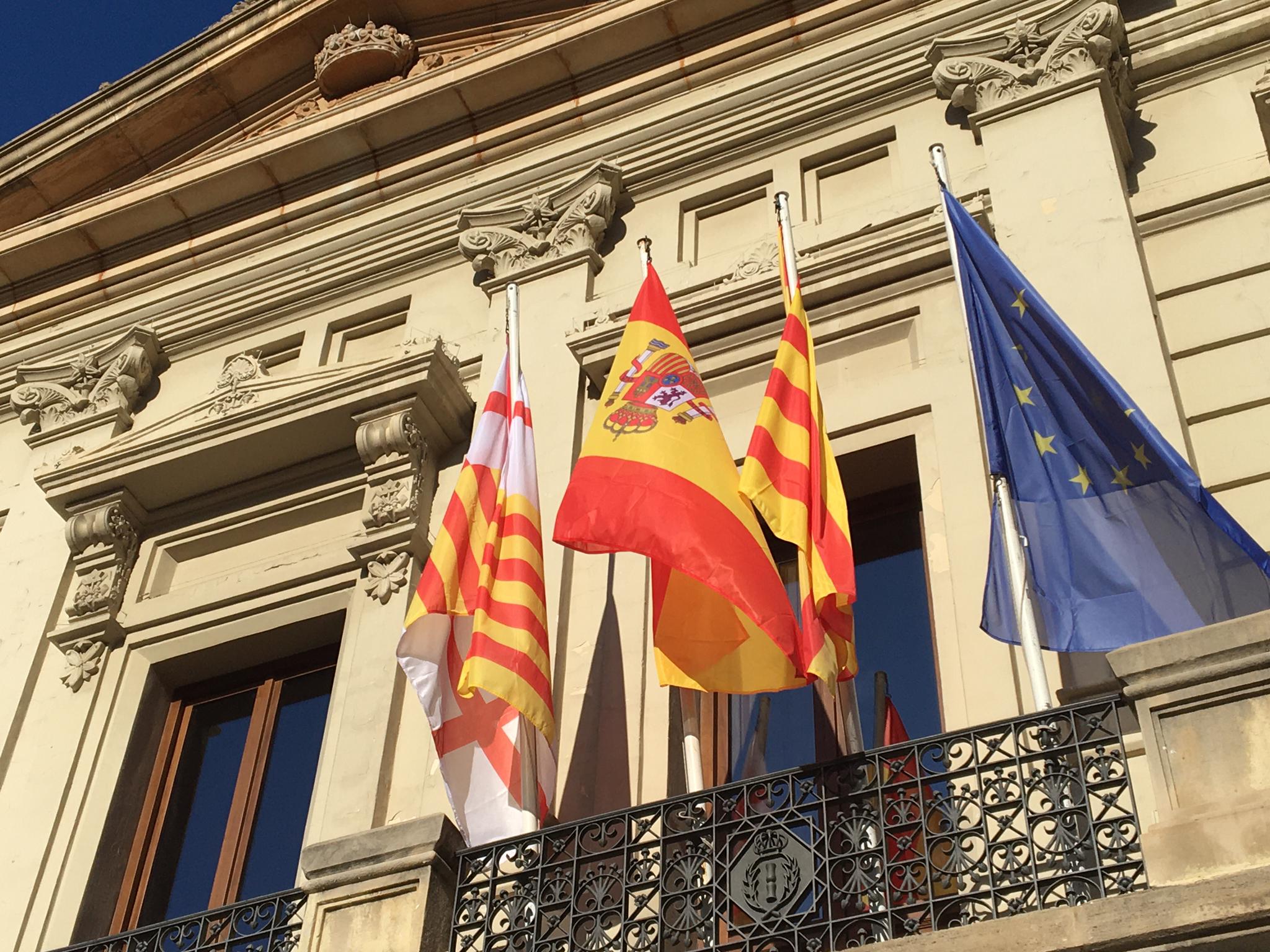 La chapuza a la hora de retirar la estelada del distrito de les Corts