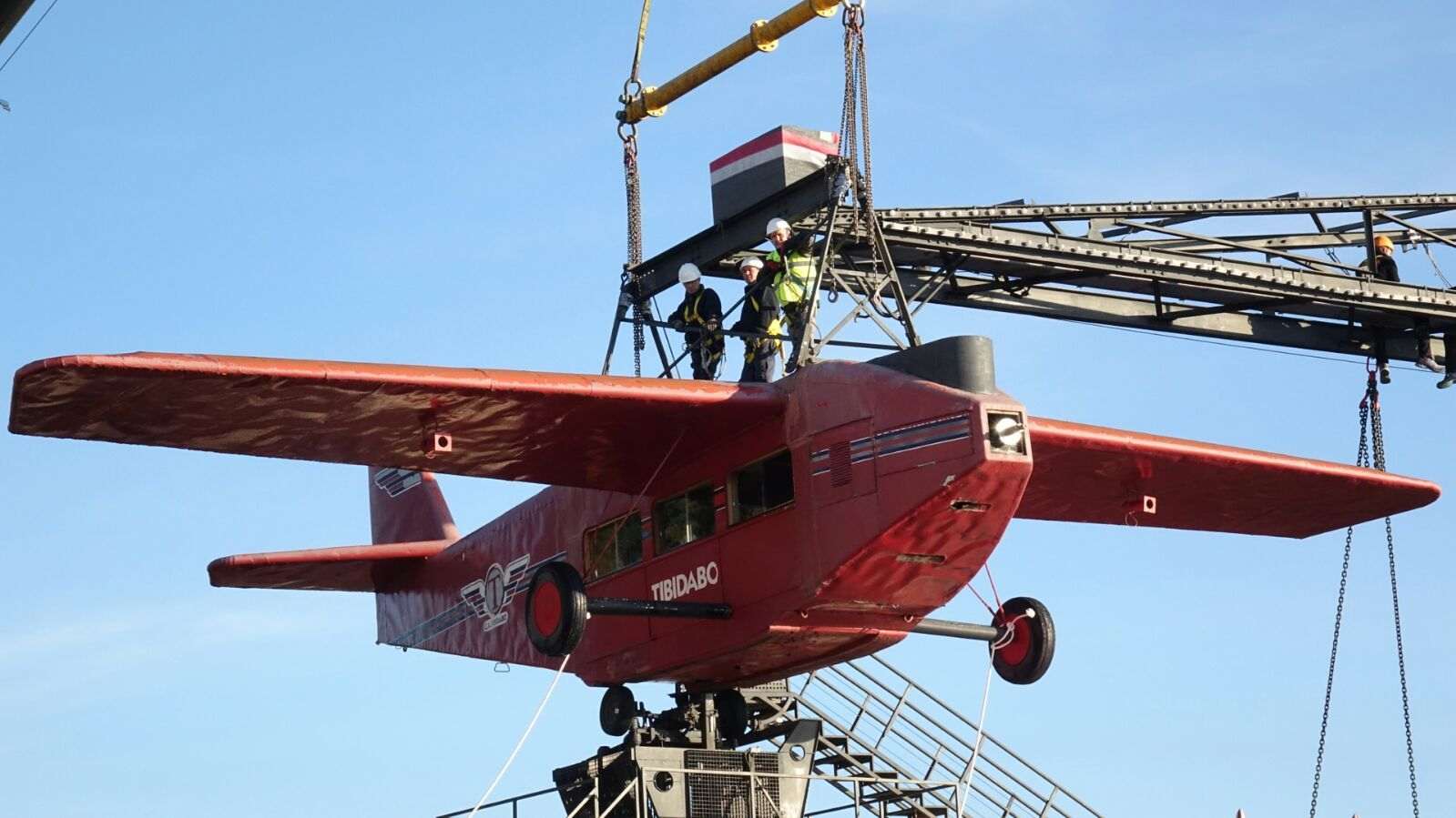 Desmontan el histórico avión del Tibidabo para repararlo