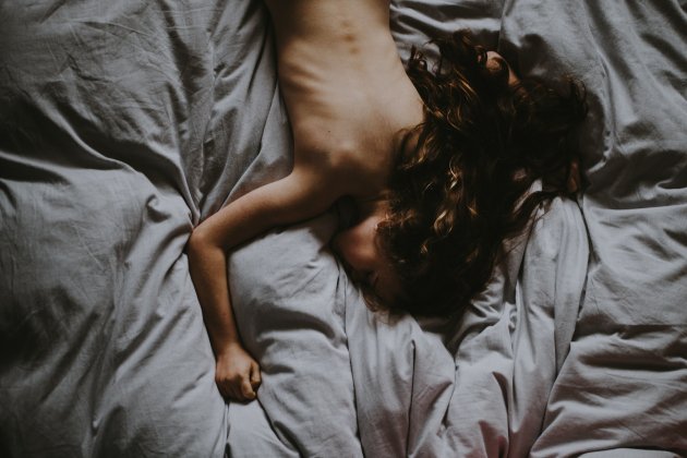 chica cama|lecho unsplash