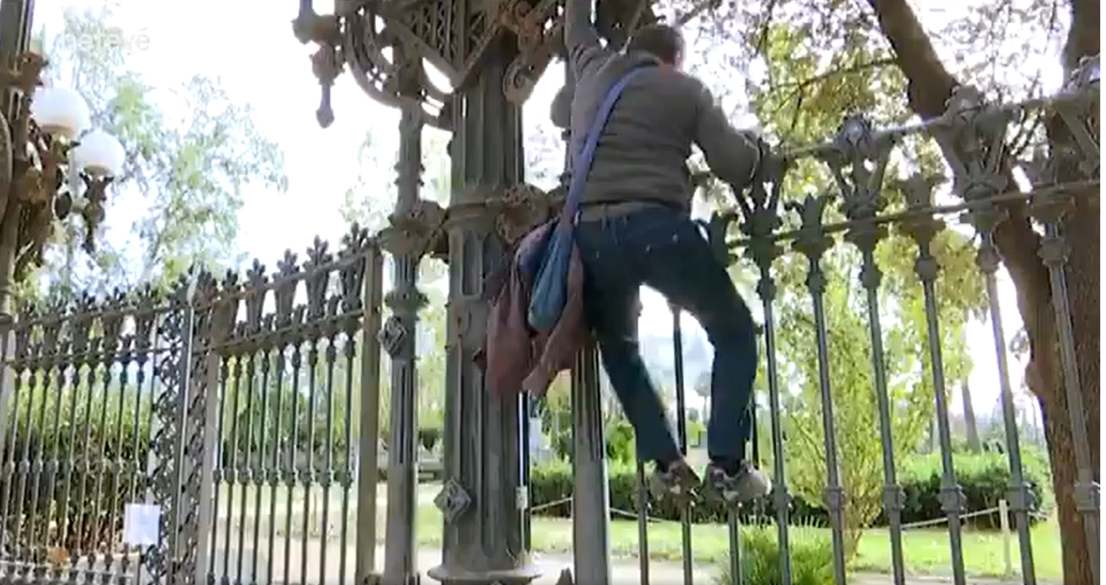 Visitantes del parque de la Ciutadella quedaron atrapados cuando se cerró por la ventolera