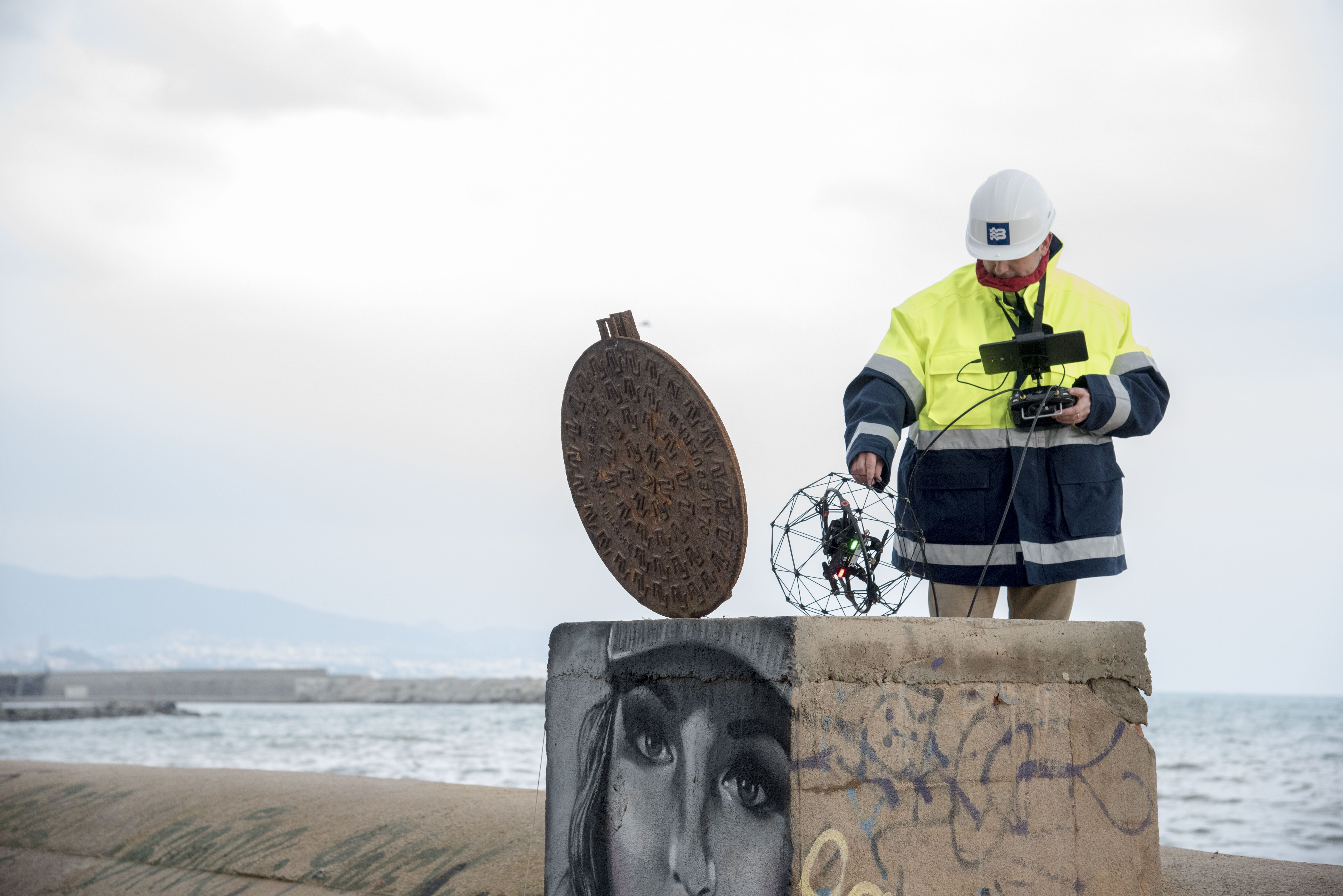 Aguas de Barcelona se ayuda de drones subterráneos para reparar un colector de Badalona