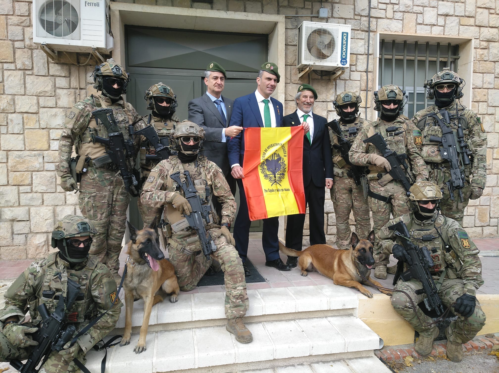 Soldats d'elit espanyols es fotografien amb un dirigent de Vox
