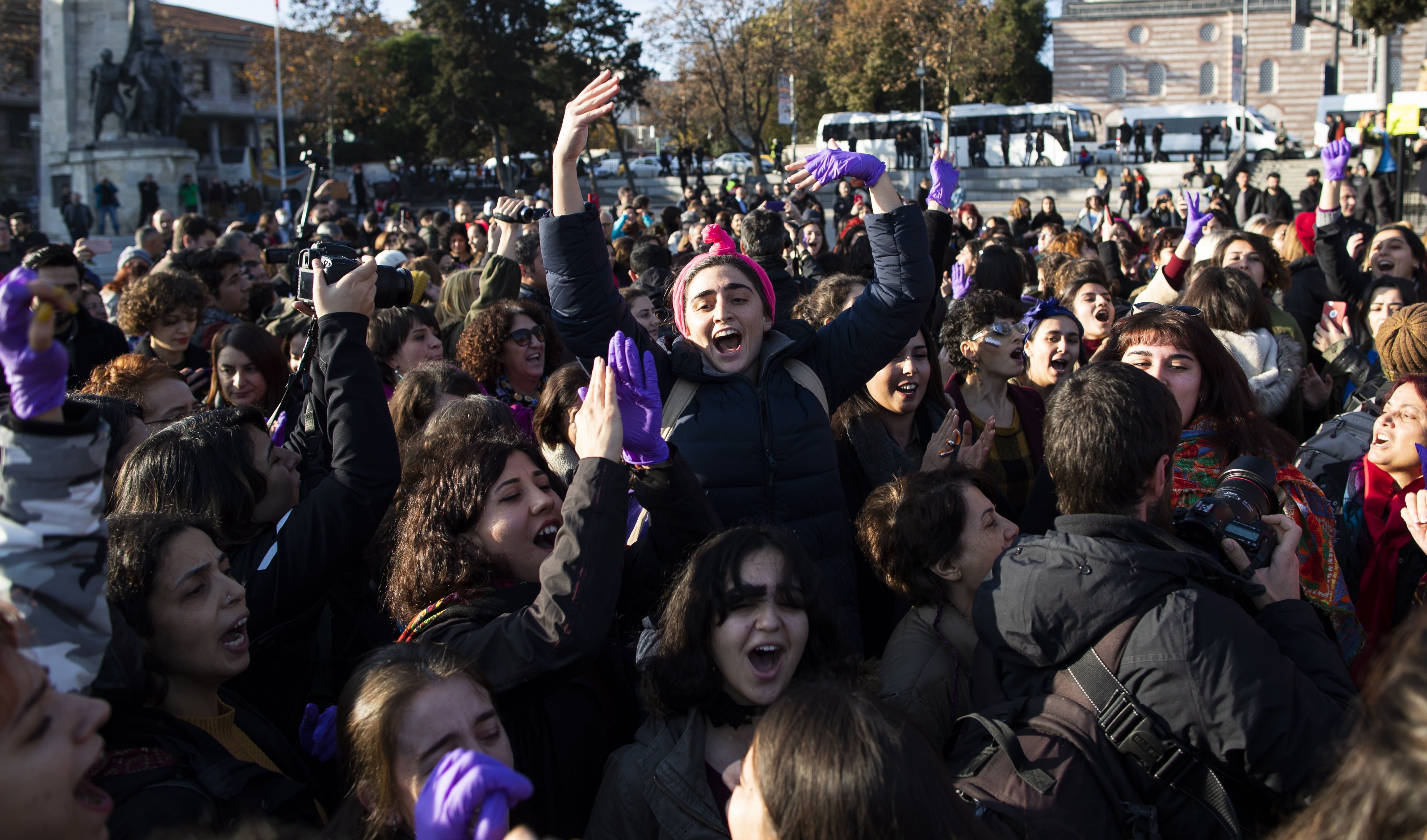 Turquía: dos años de prisión para las feministas que cantaron "Un violador en tu camino"