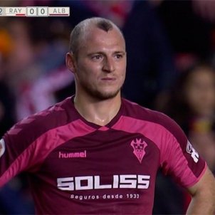 VÍDEO | El Rayo-Albacete se suspèn pels insults de "p... nazi" a Zozúlia