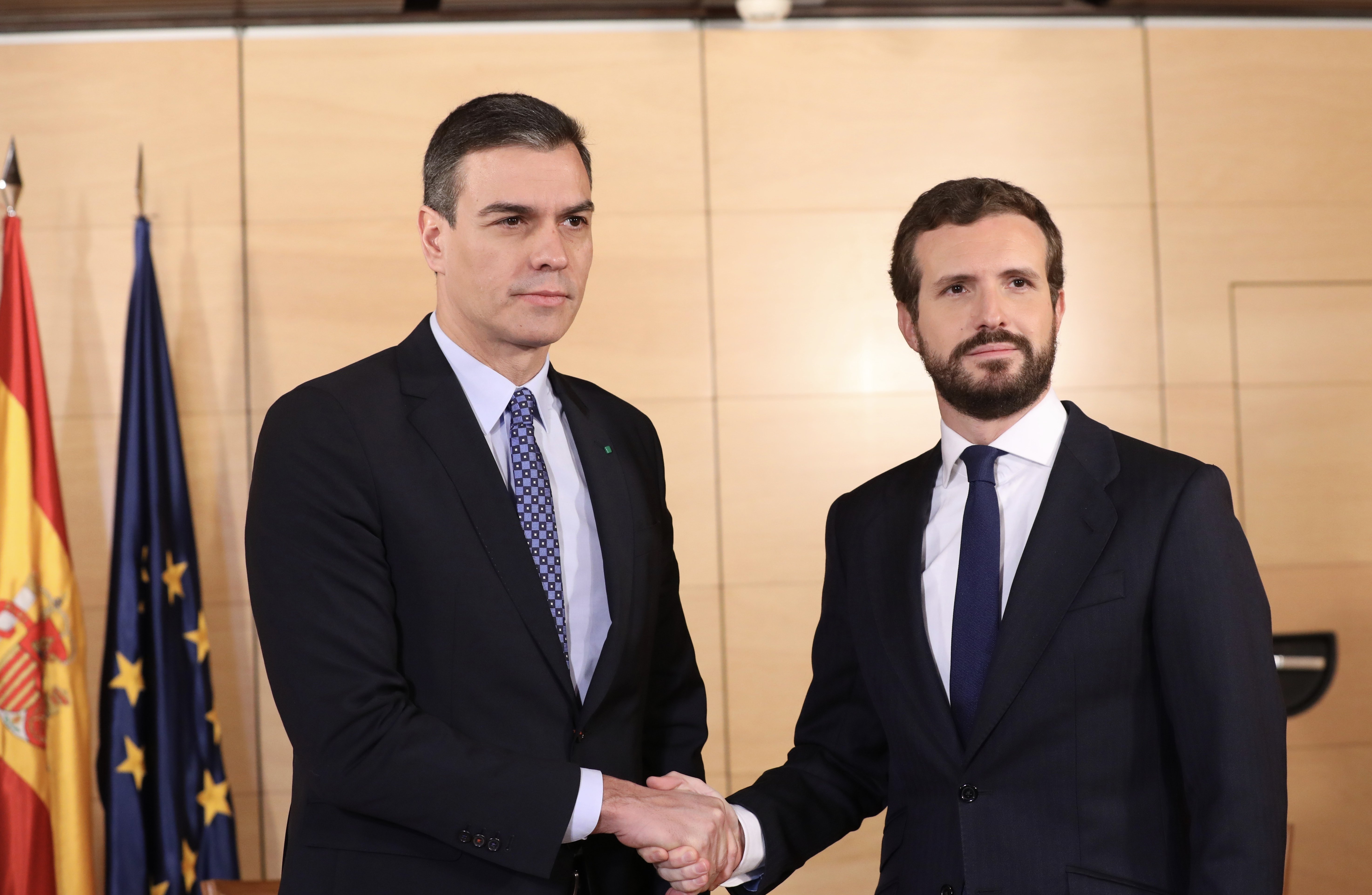 Casado reitera en la reunión con Sánchez que no facilitará un "gobierno comunista"