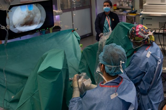 EuropaPress 2551380 Uròlegs de l'Hospital Clínic operen per endoscòpia amb una nova tècnica que transforma el 2D en 3D