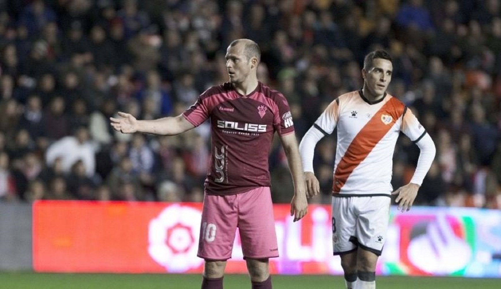 La plantilla del Rayo condena los insultos a Zozulia y llama a eliminar la violencia