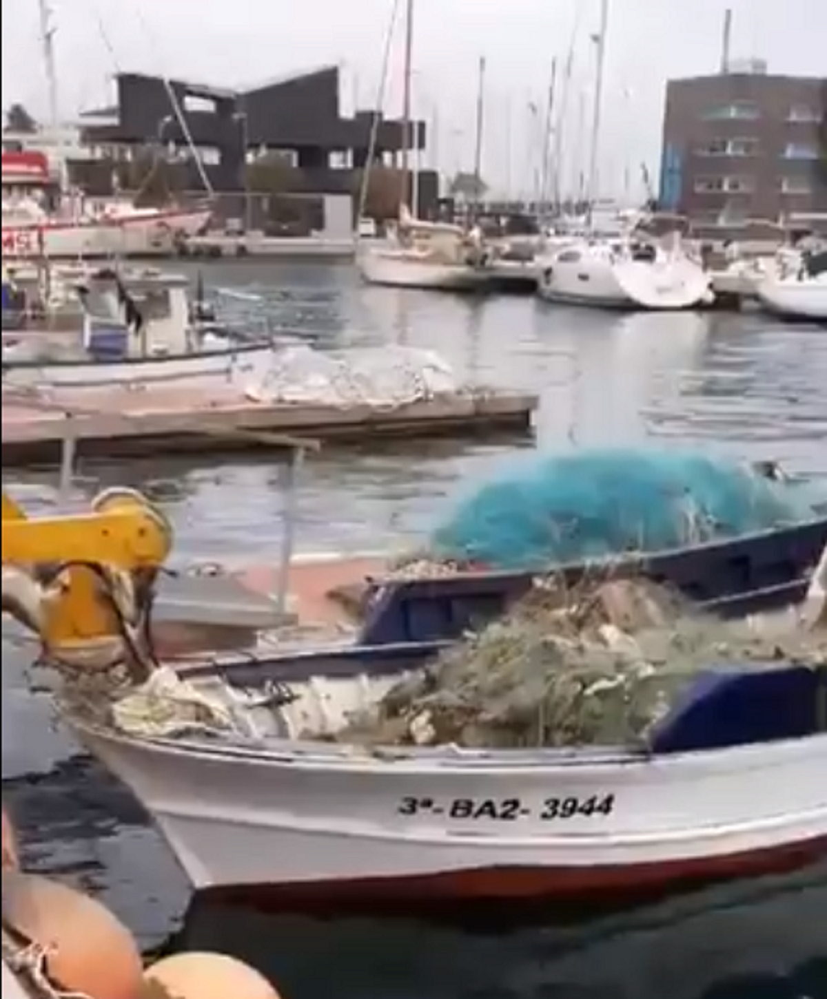 La desesperación de los tres últimos pescadores de Badalona