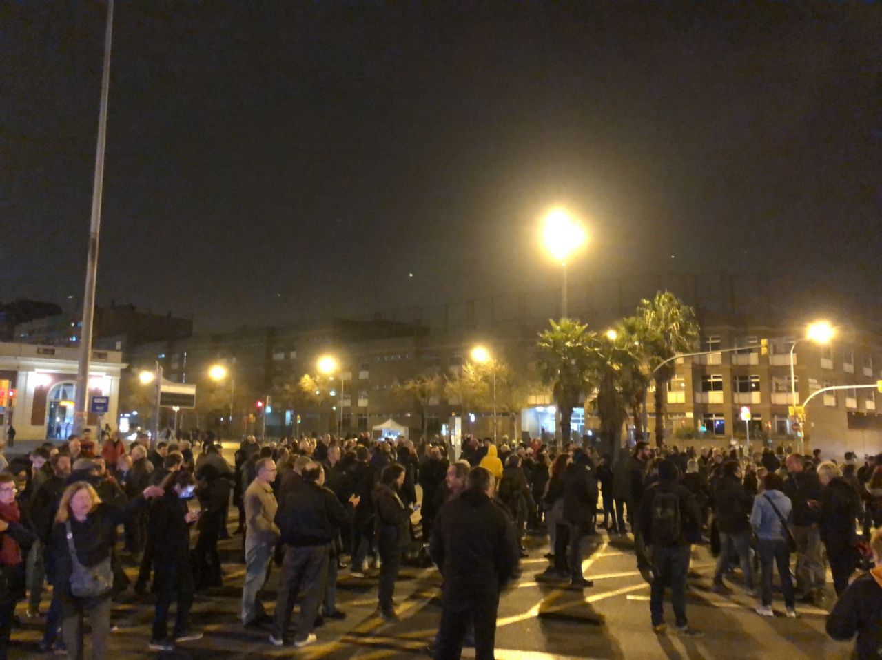 Grups unionistes criden contra els CDR que tallen la Meridiana
