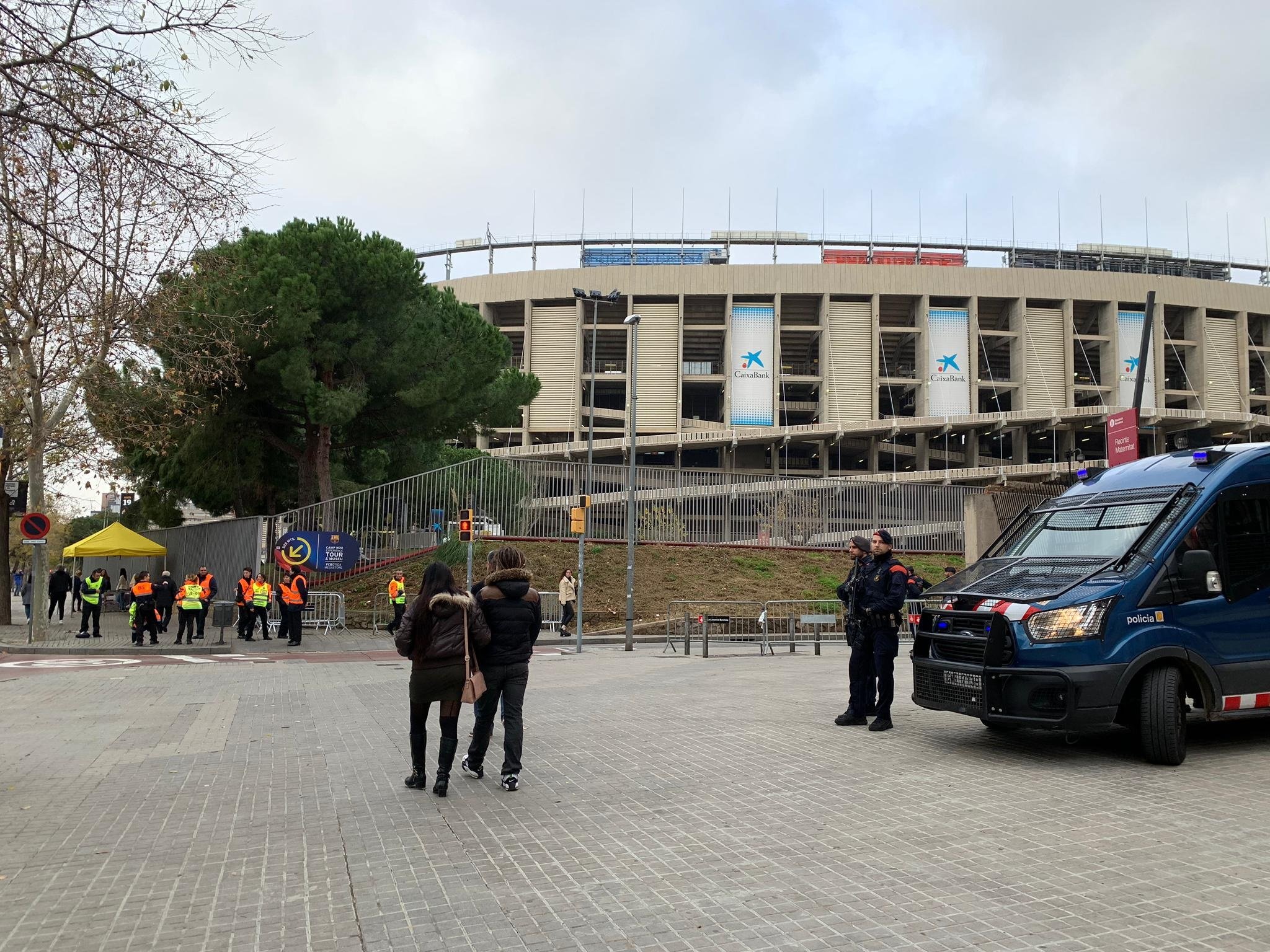 El entorno del Camp Nou, blindado con fuertes medidas de seguridad