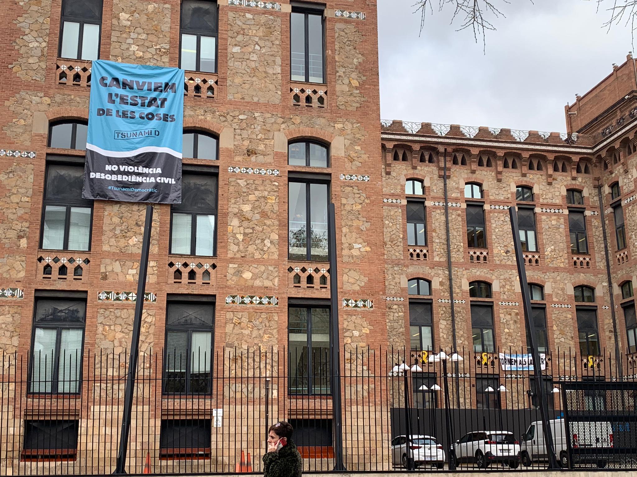 Tsunami Democràtic cuelga una pancarta en el edificio del CatSalut