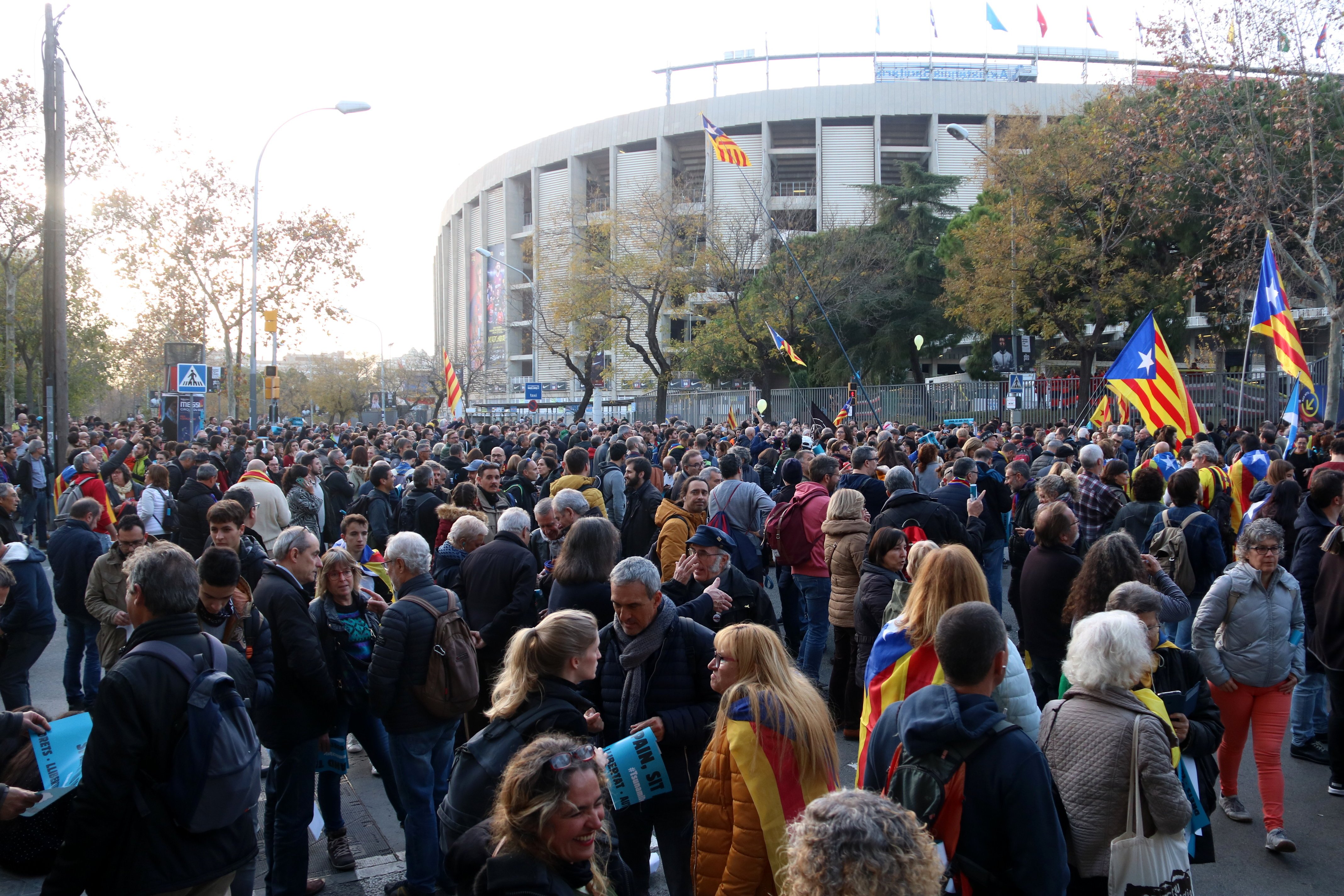 Tsunami Democràtic lleva a miles de personas en torno al Camp Nou