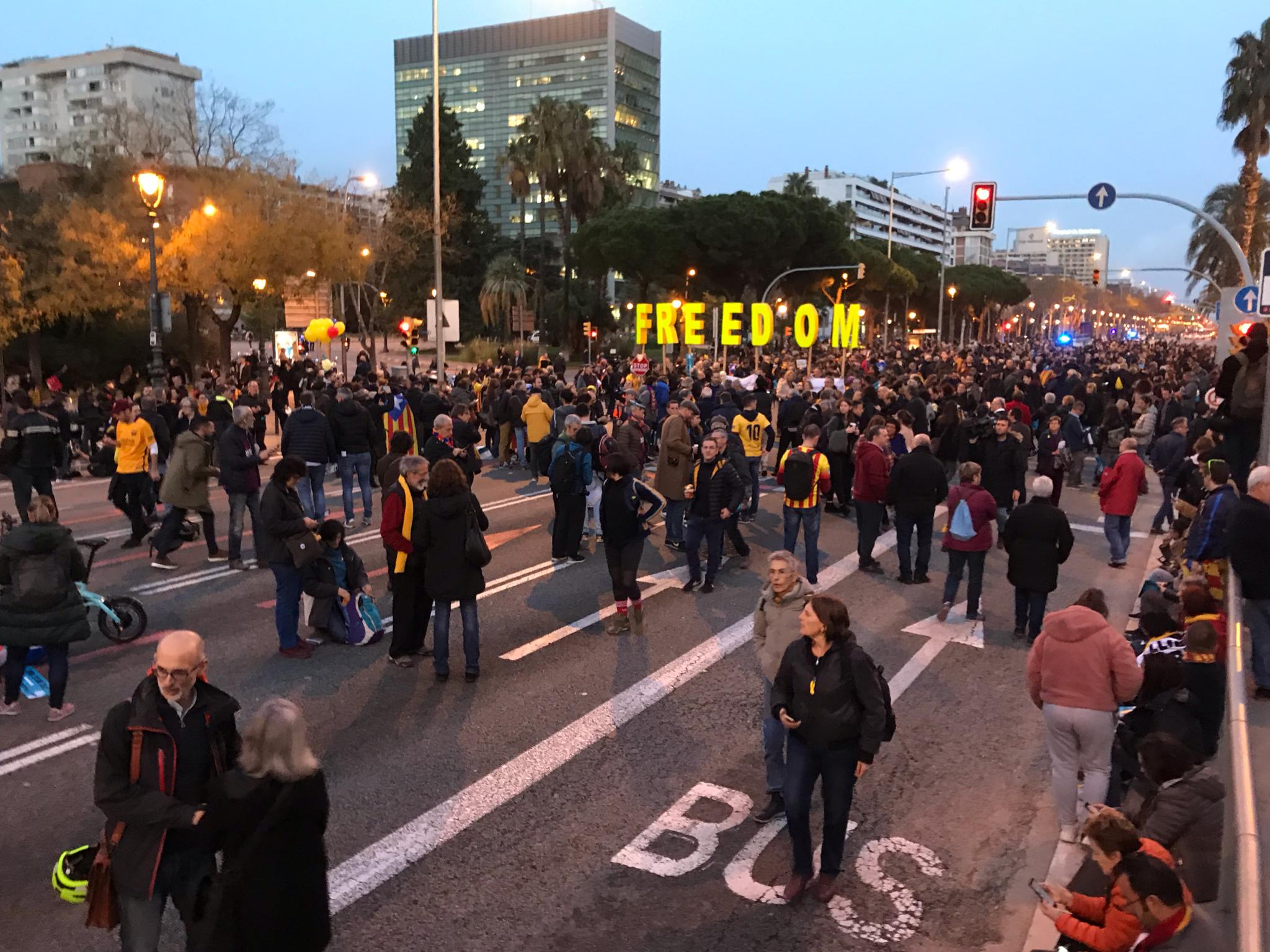 Manifestantes de Tsunami Democràtic cortan la Diagonal a pocas horas del clásico