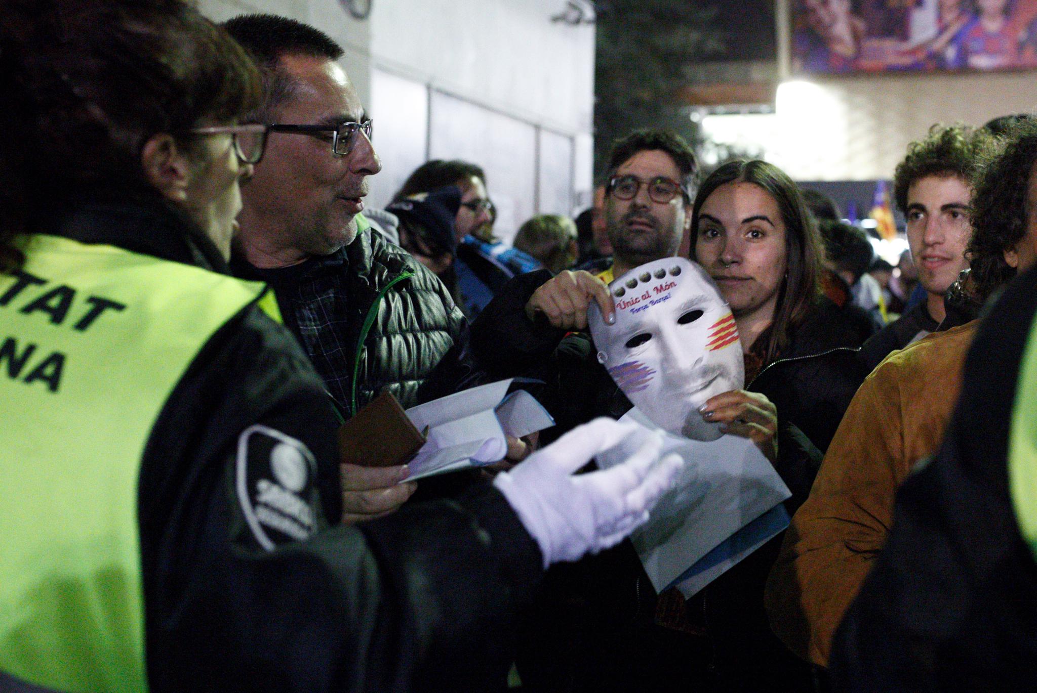 Tsunami Democràtic, al Barça por requisar cartulinas: "¡Esto es censura!"