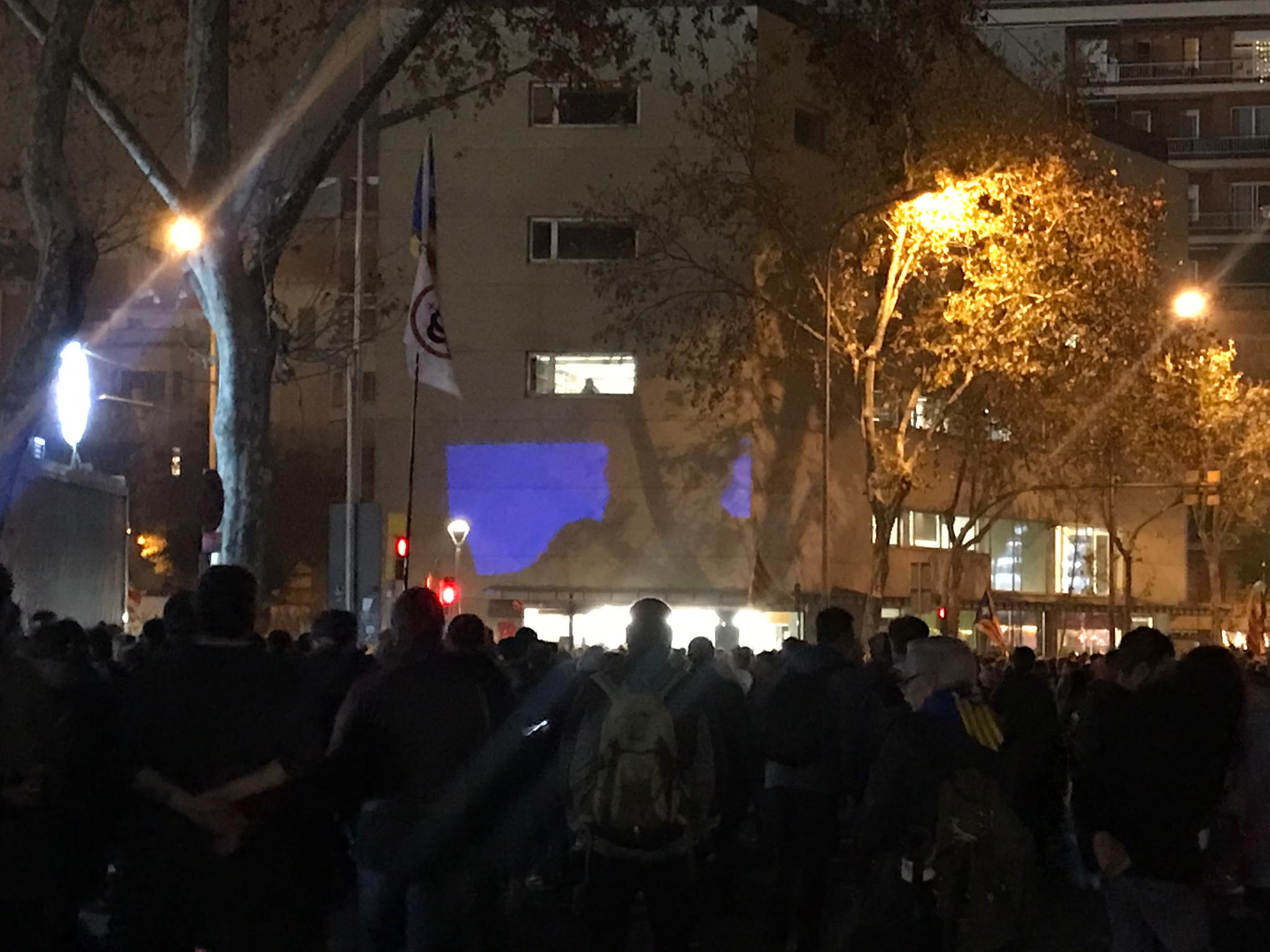 El Tsunami Democràtic instal·la projectors a les Corts per seguir el Clàssic