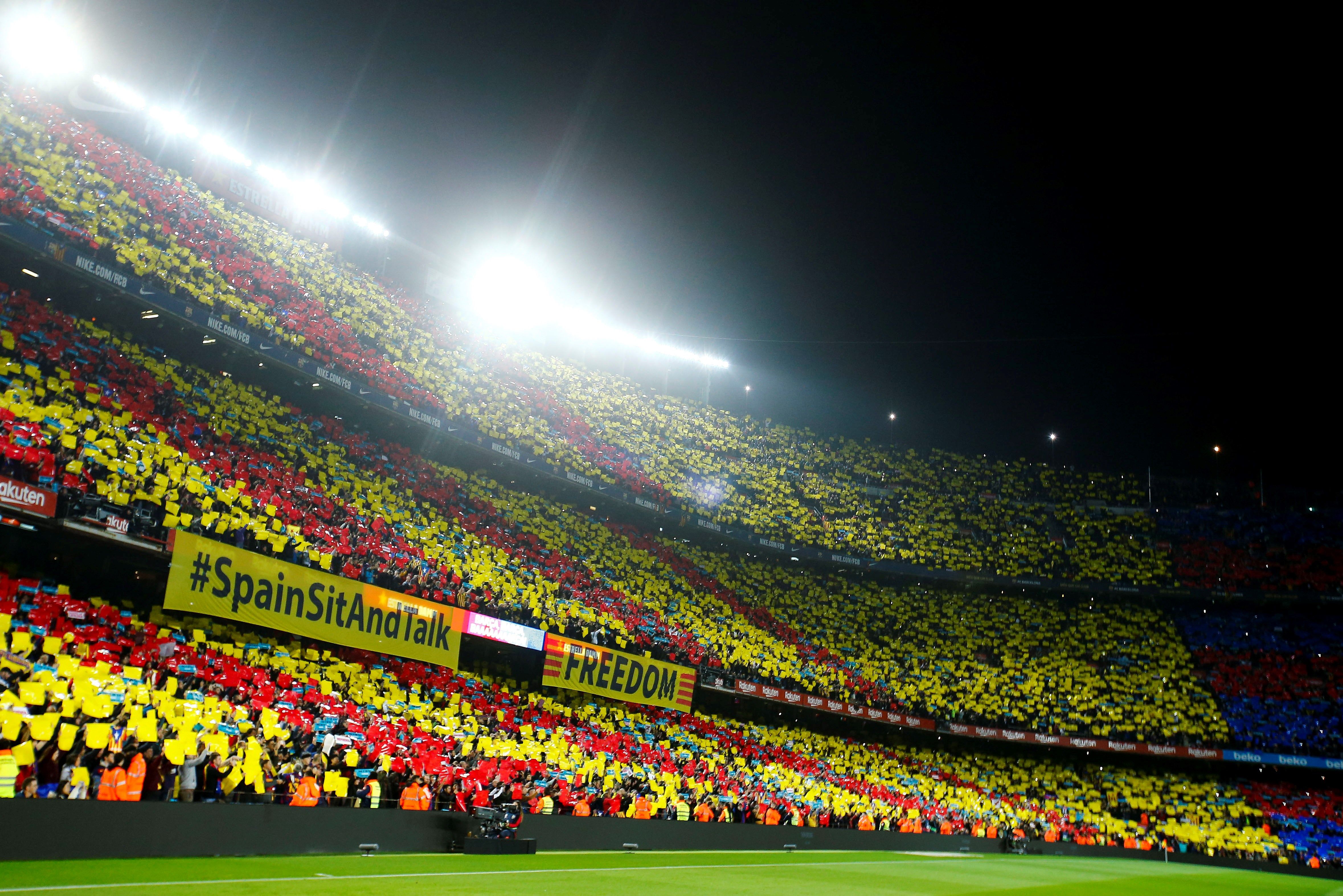 Catalan protesters make themselves heard during El Clásico: "Spain, sit and talk"