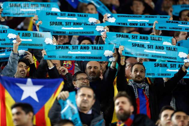 pancartas Sit and Talk Tsunami Democràtic Clásico Camp Nou EFE