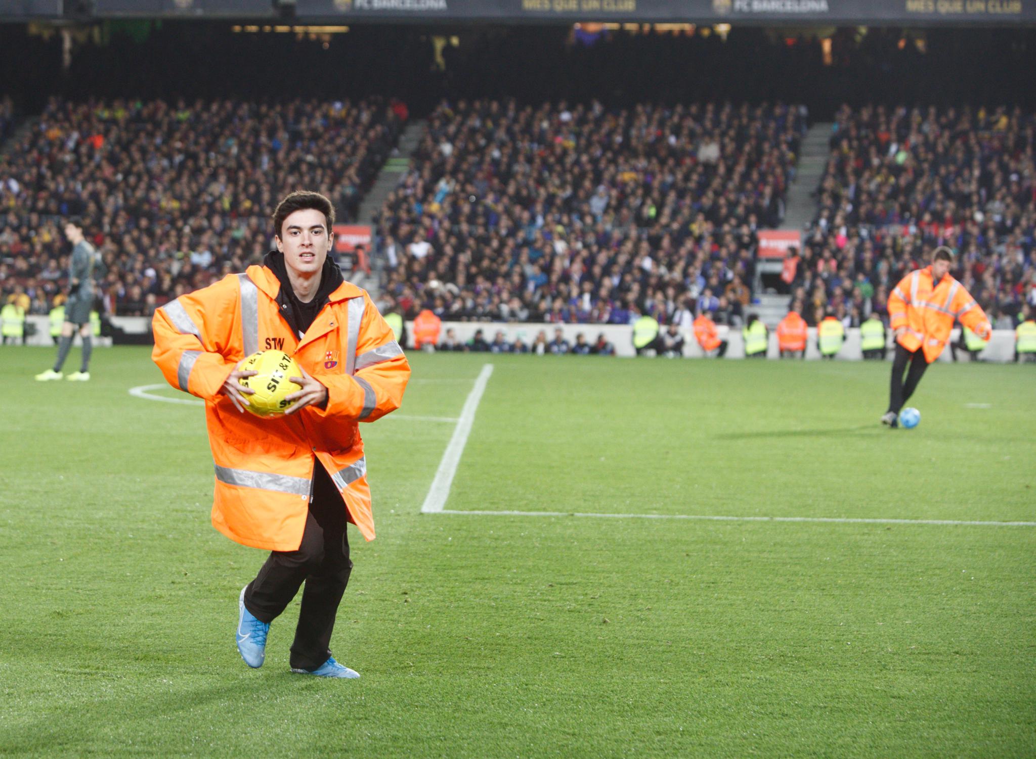 Barça fined, cautioned over protest during El Clásico