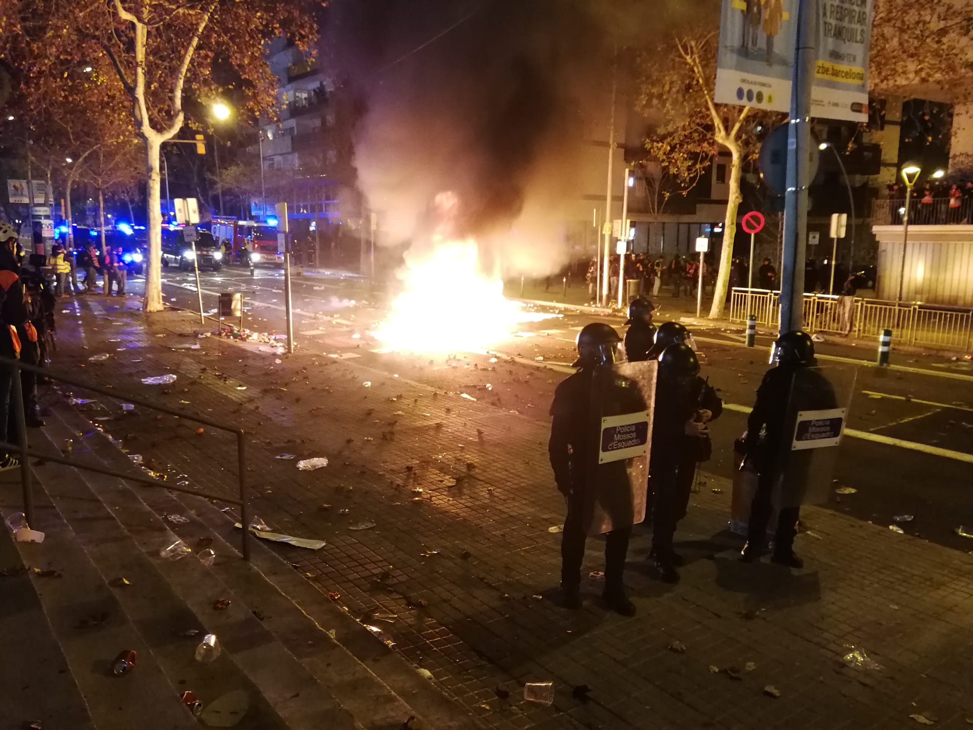 Un grupo de encapuchados se cuela en el Camp Nou