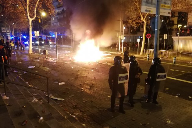 barricadas fuego disturbios clásico - Anna Solé