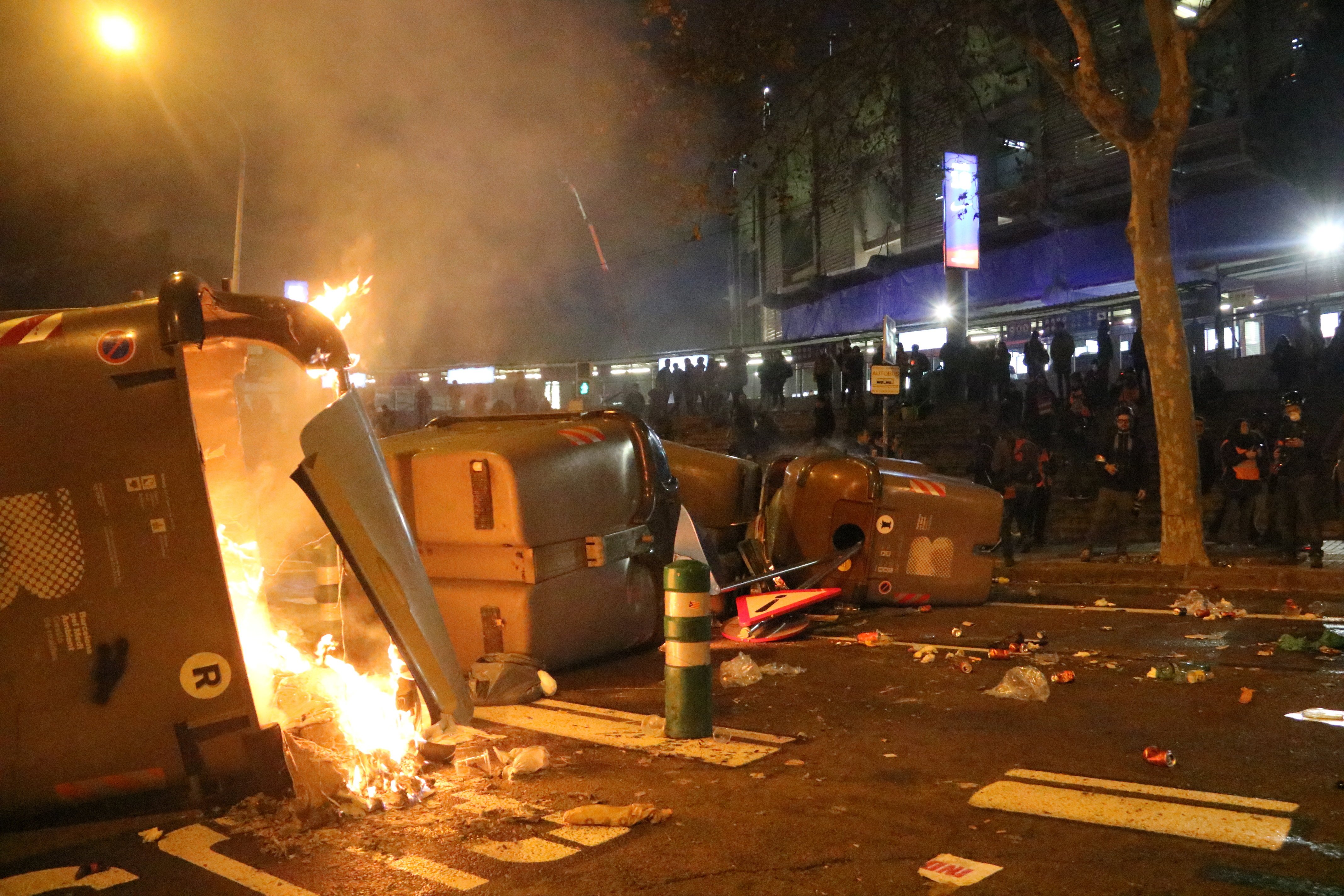 VÍDEOS | Aldarulls i barricades a l'exterior del Camp Nou durant el Clàssic