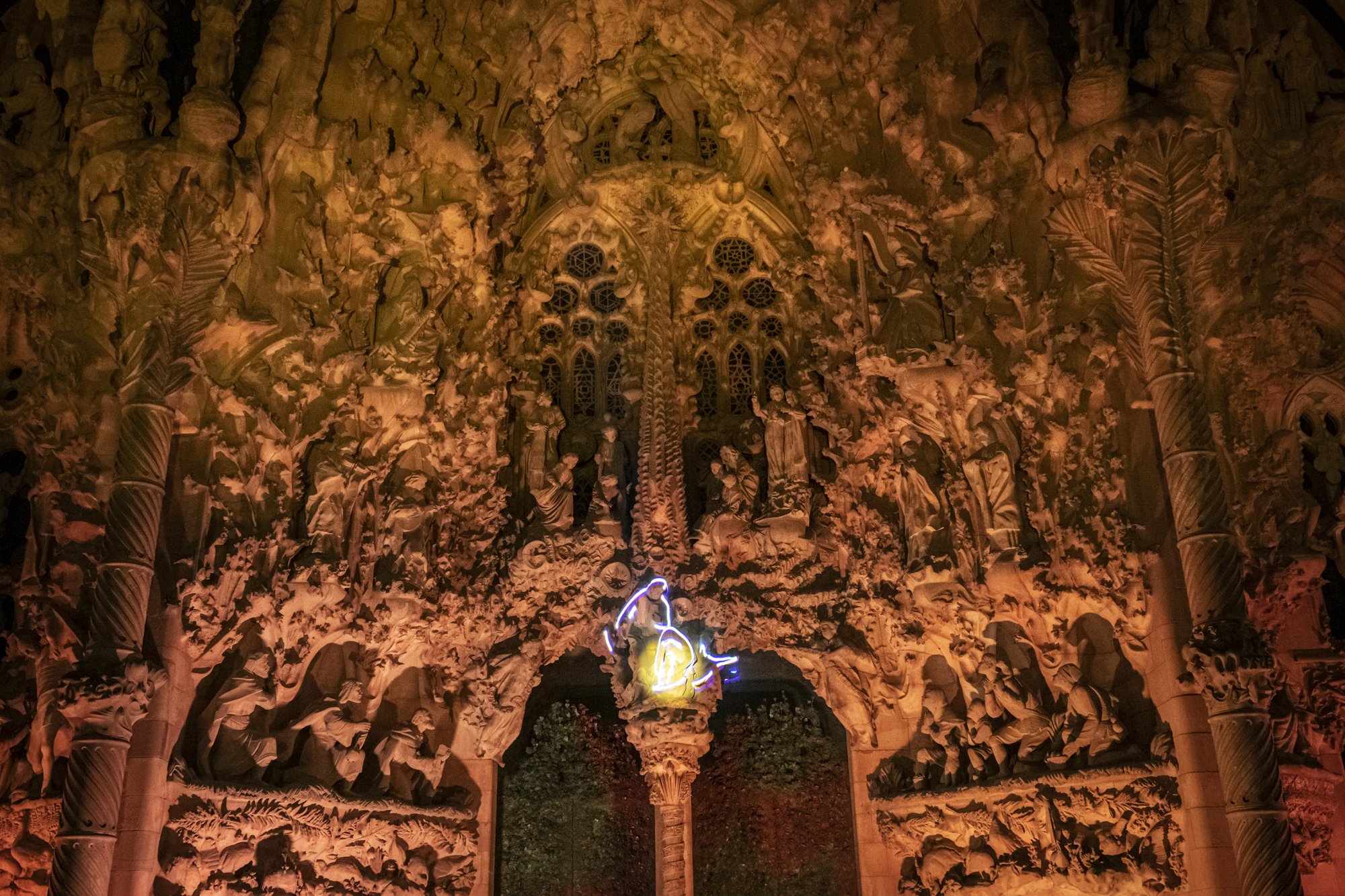 La Sagrada Familia se llena de luz por las Navidades