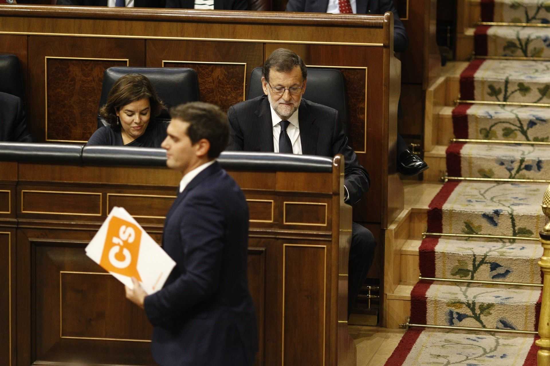 Rivera exige a Rajoy no tapar "la basura" del rescate bancario