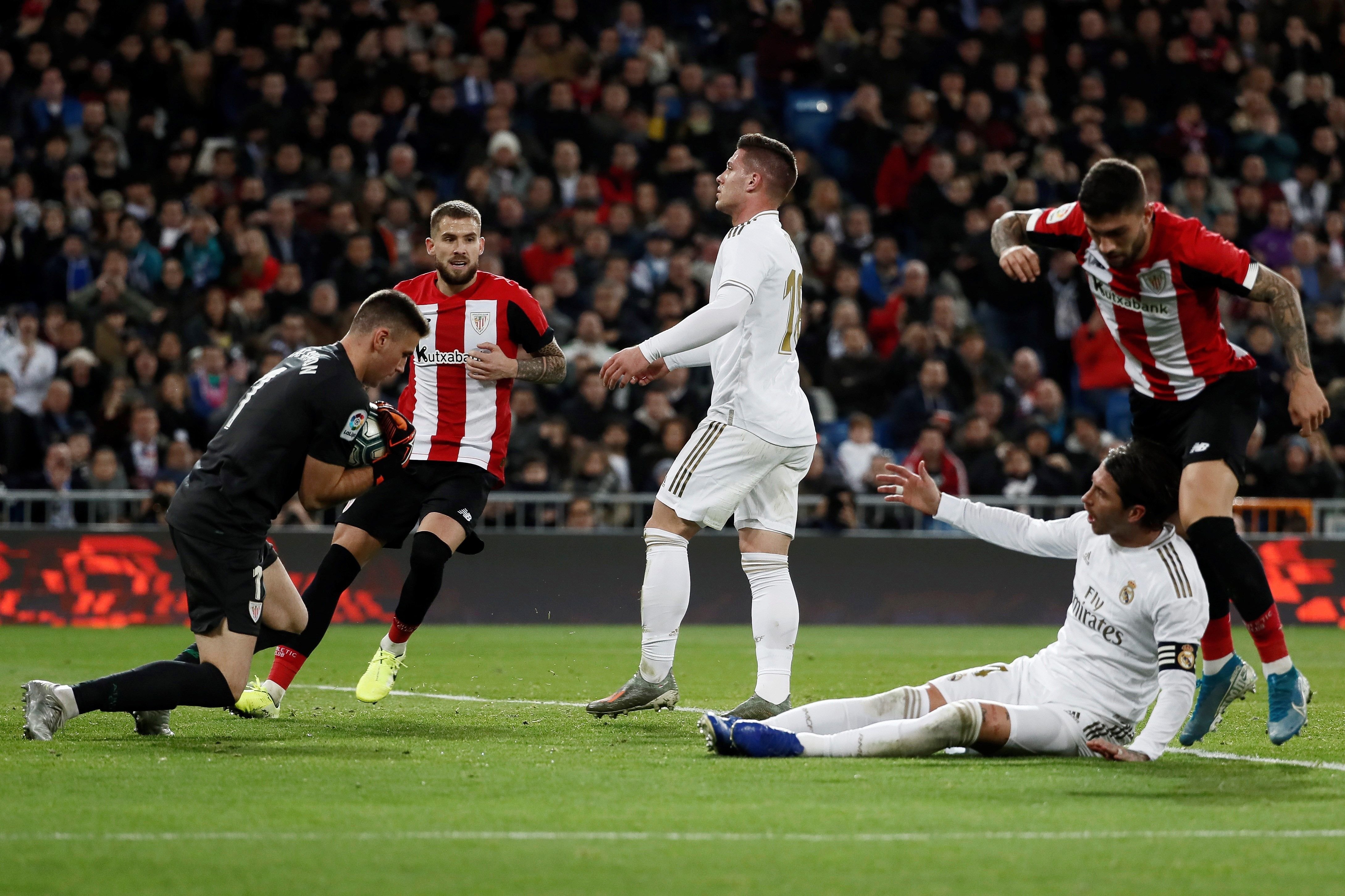 El Athletic resiste contra el Madrid y el Barça ya es líder en solitario (0-0)