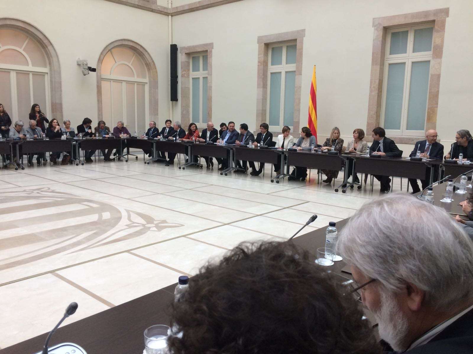 Toc d'atenció de Colau als "escèptics" del pacte pel referèndum