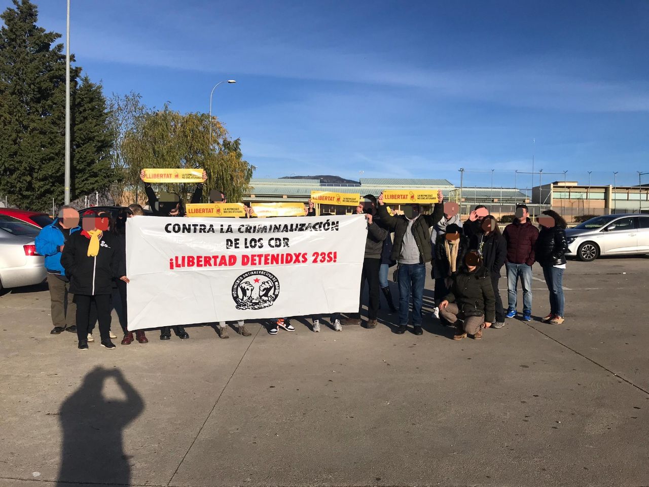 Amics i familiars reben els dos CDR a la sortida de Soto del Real