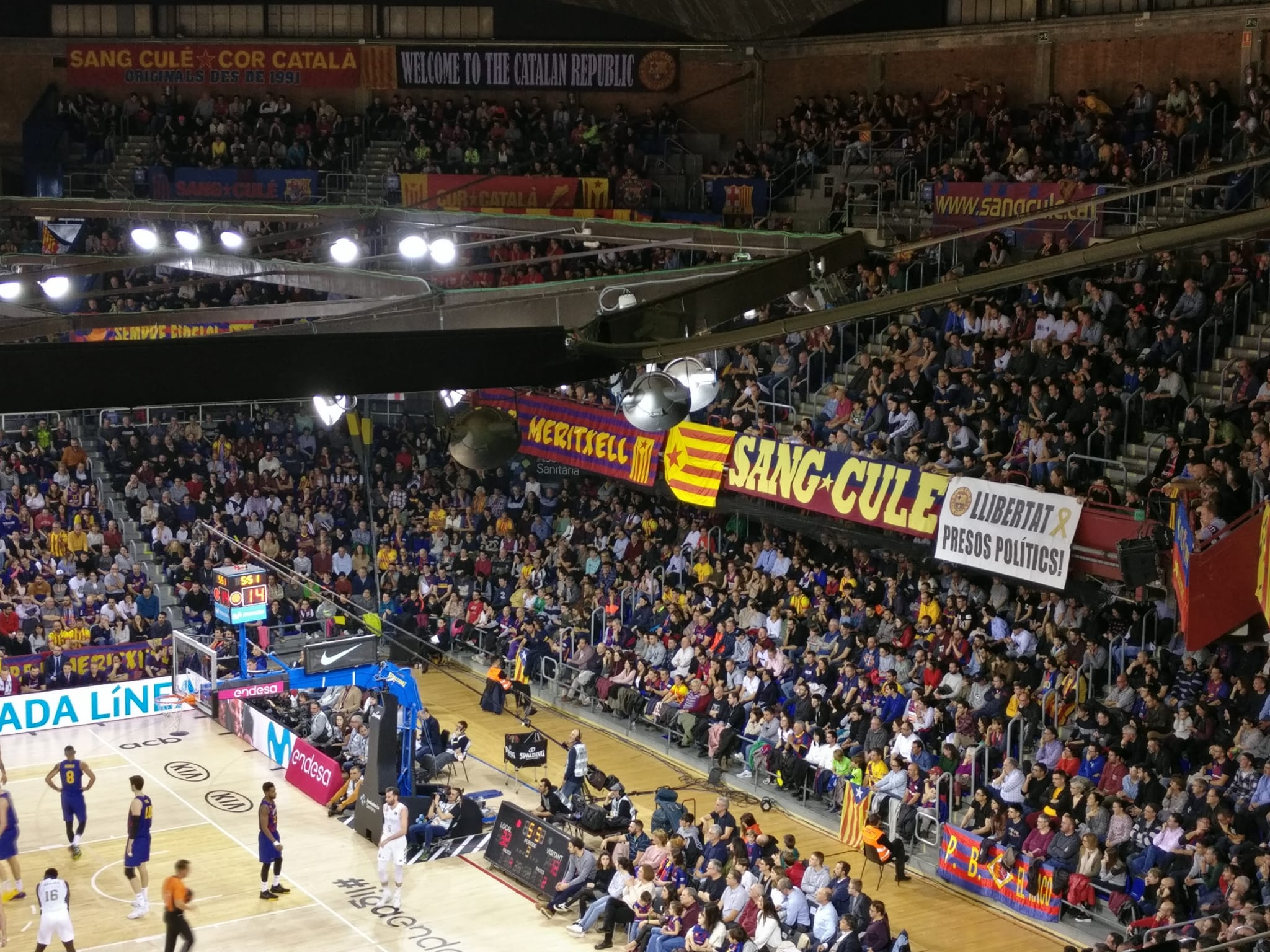 El emotivo momento en el Palau cuando cantan 'Els segadors' durante el Clásico