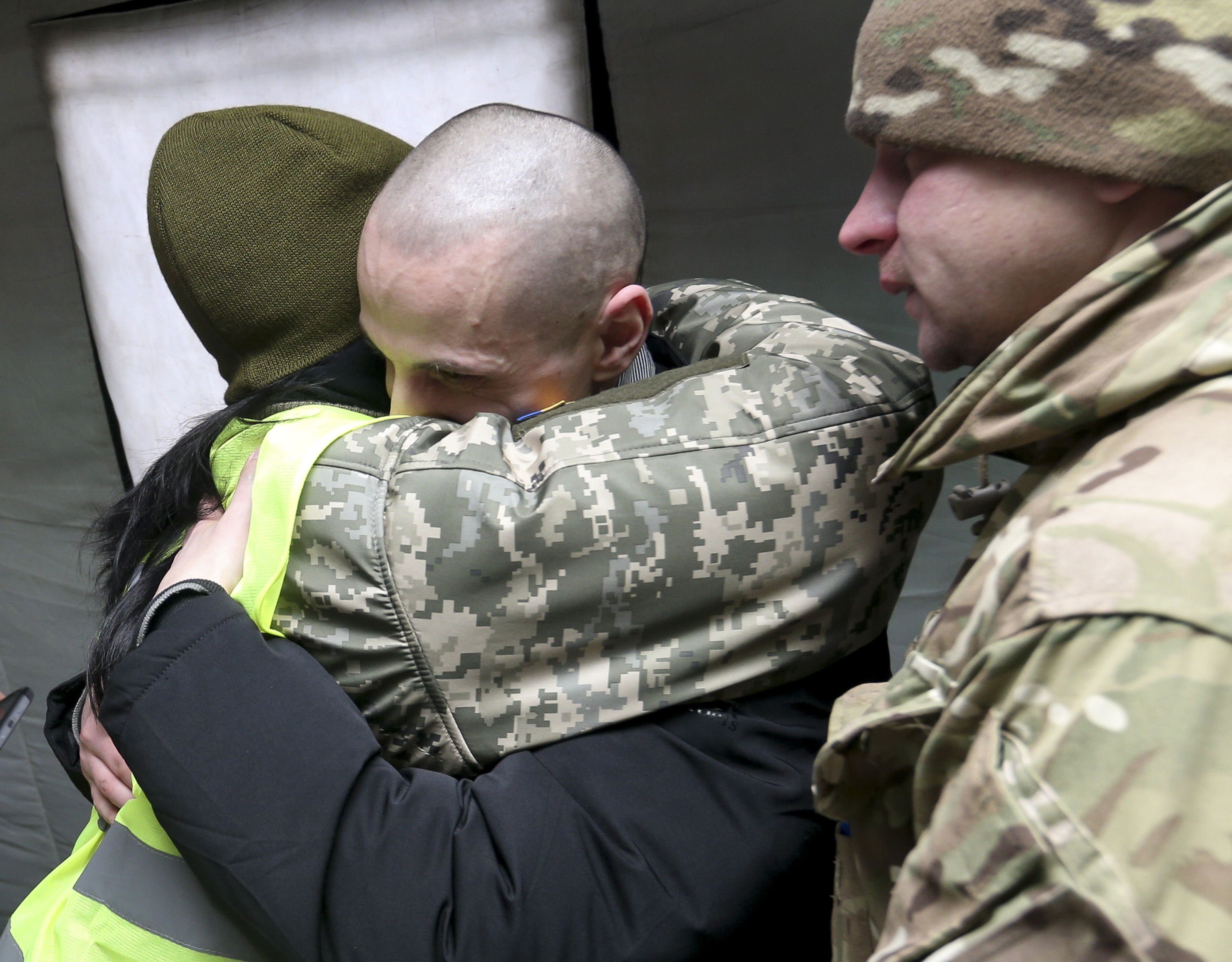 Primer acostament entre Rússia i Ucraïna: intercanvien 200 presos de guerra