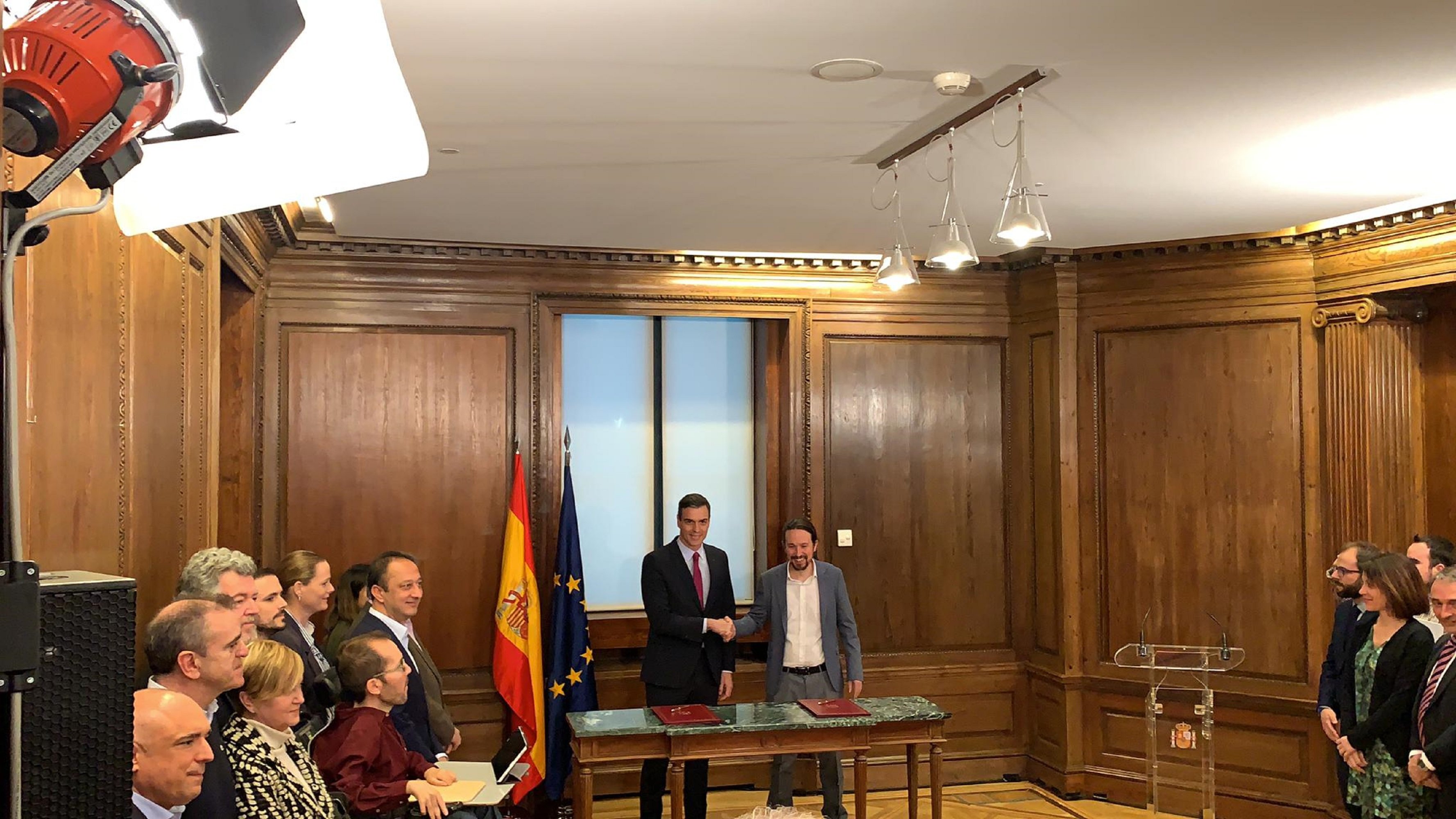 Sánchez and Iglesias seal their Spanish coalition deal and await kingmaker ERC