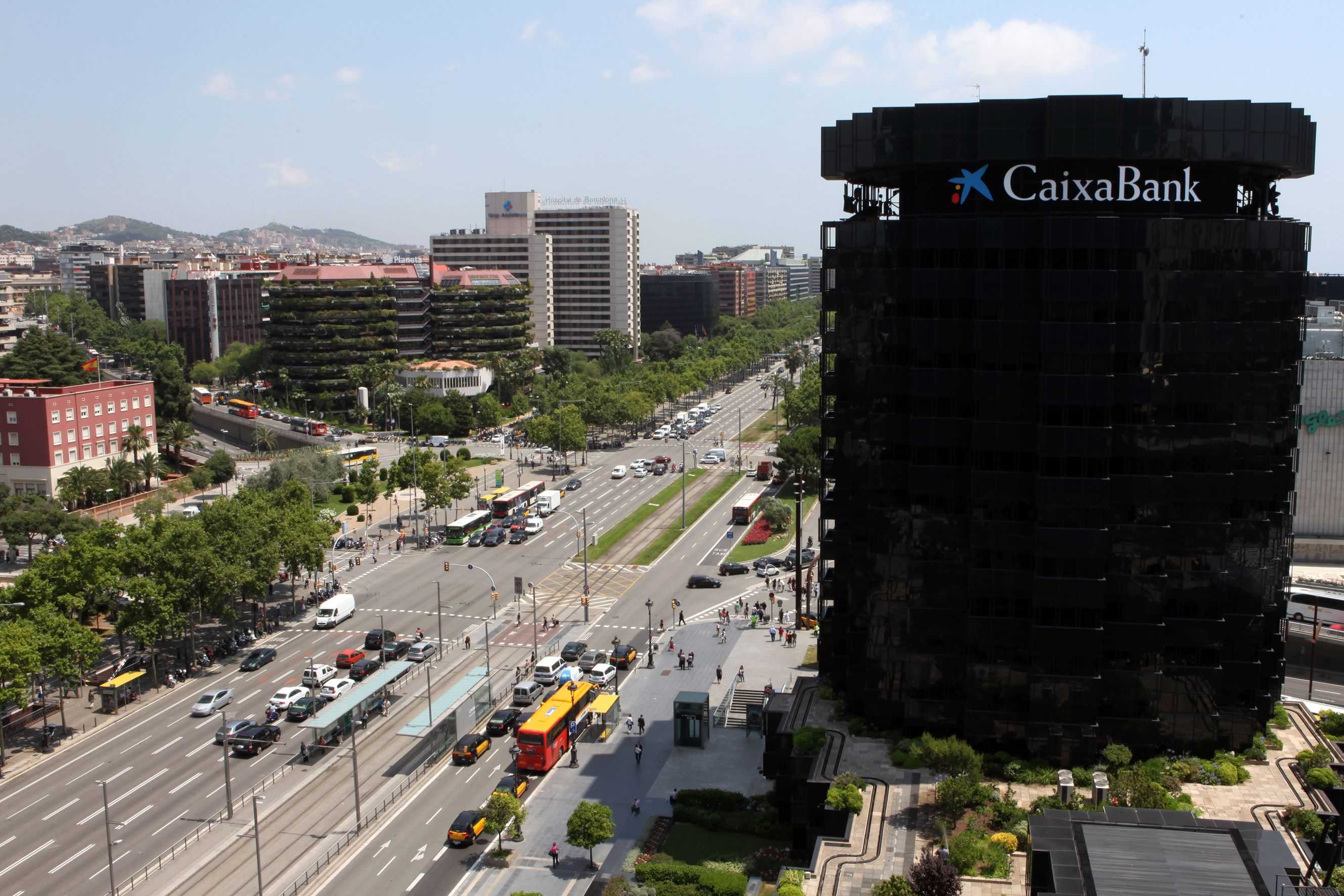 CaixaBank abrirá 290 oficinas por la tarde y contratará a 450 personas