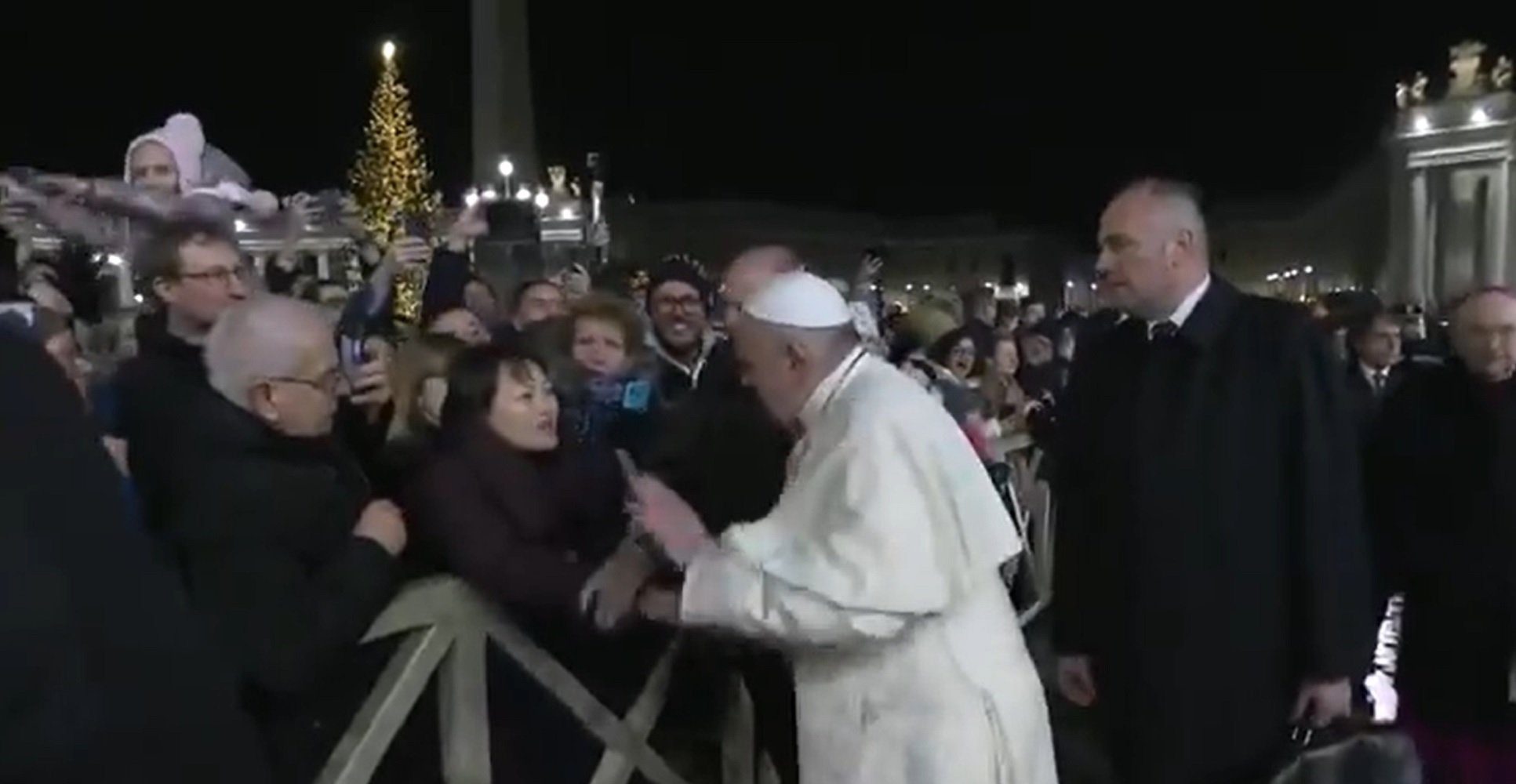 VÍDEO | Topada del Papa amb una fidel a la plaça de Sant Pere