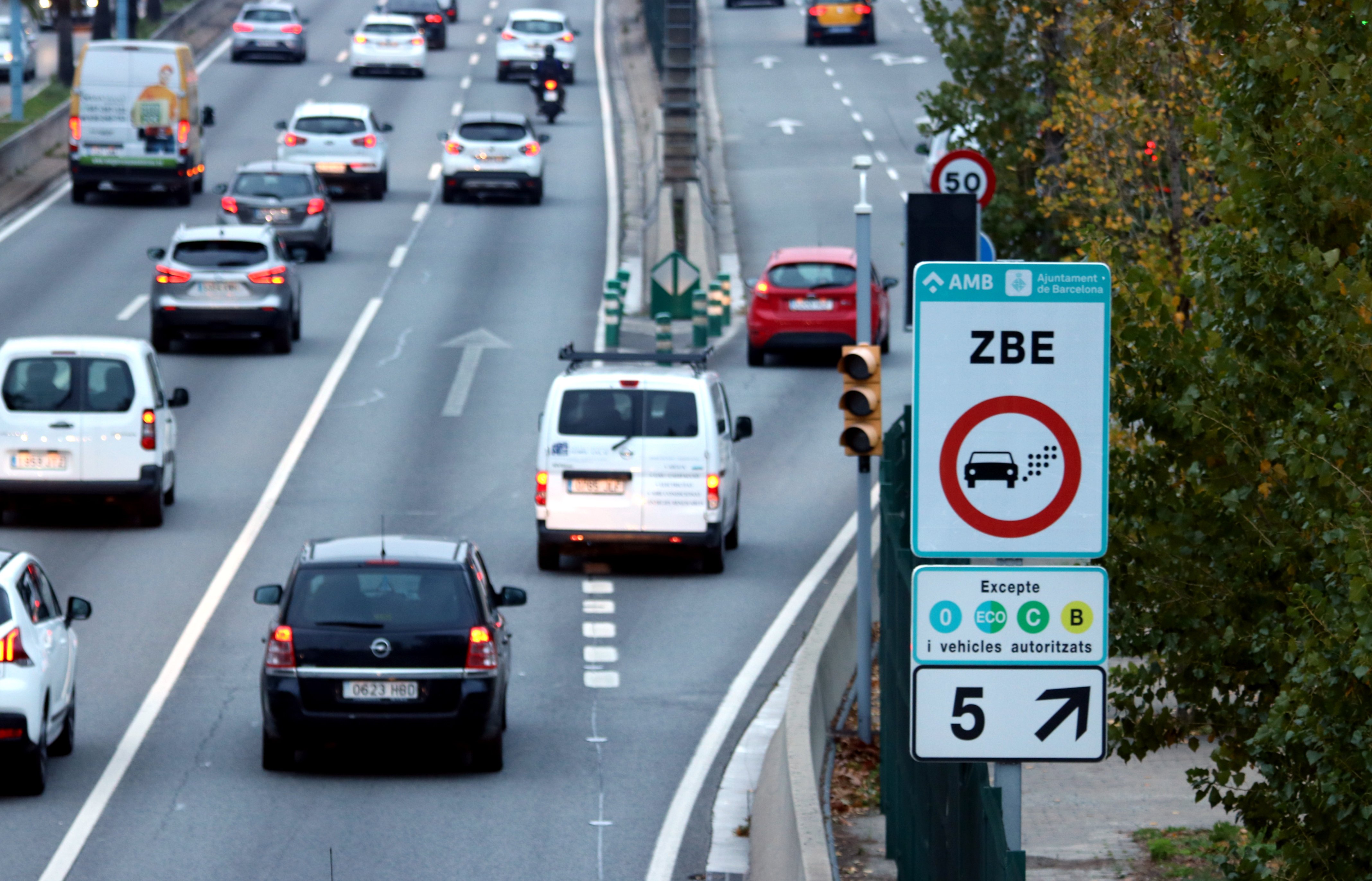 Cae un 11% el tráfico en Barcelona en el estreno de la Zona de Bajas Emisiones
