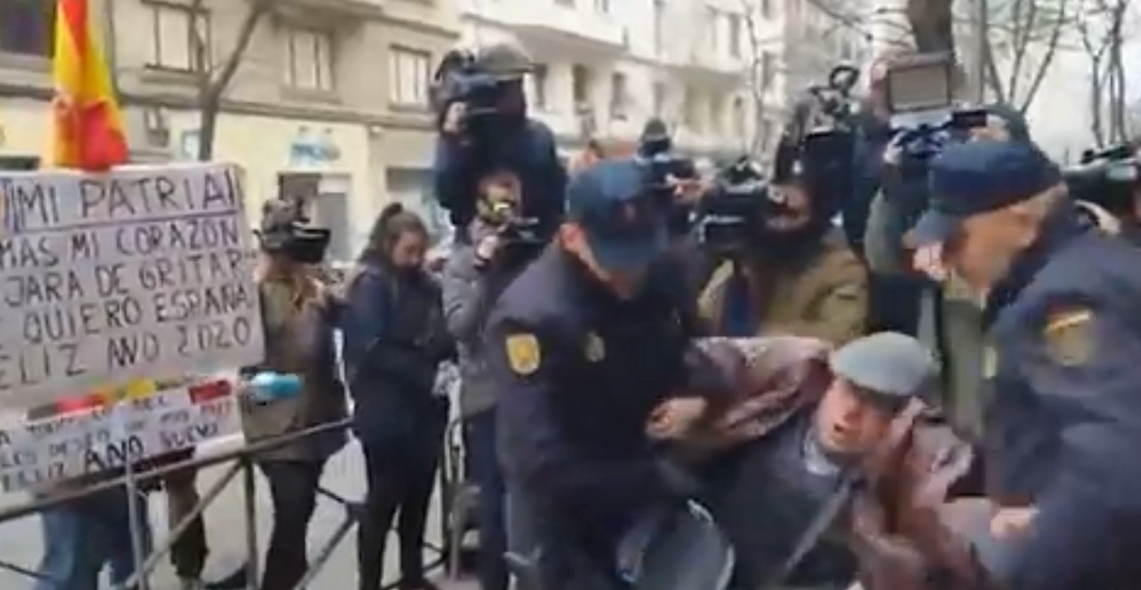 La policía detiene a un españolista en contra del PSOE en las puertas de Ferraz