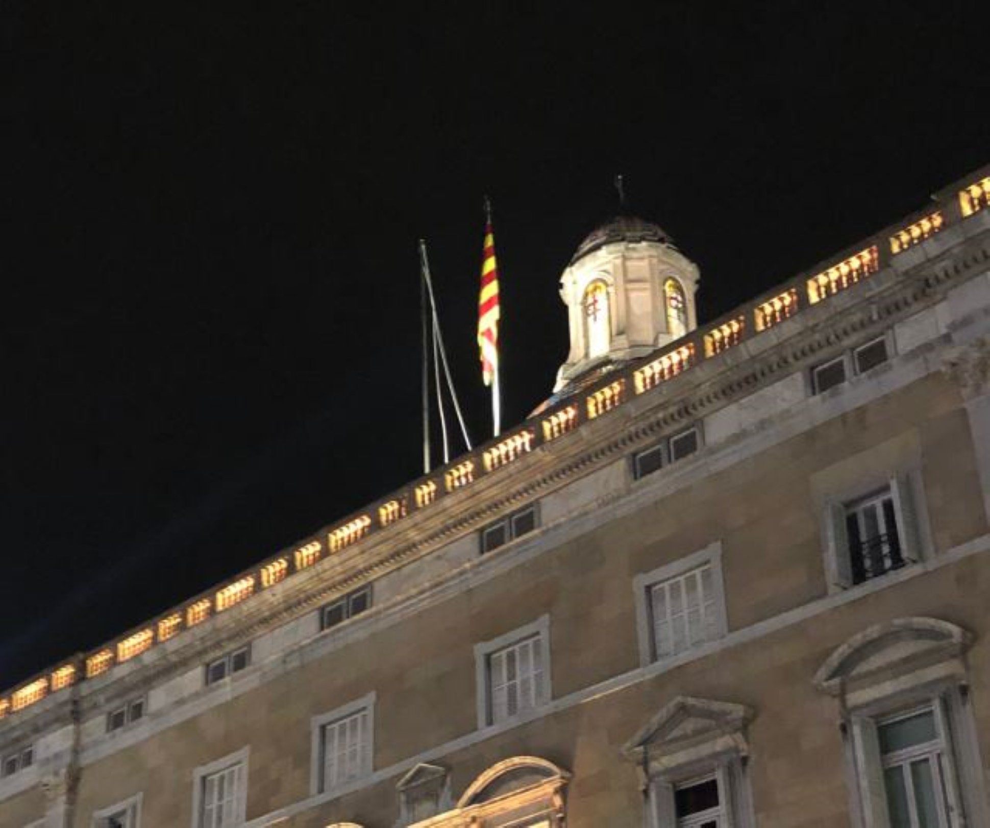 Retiran la bandera española de la Generalitat