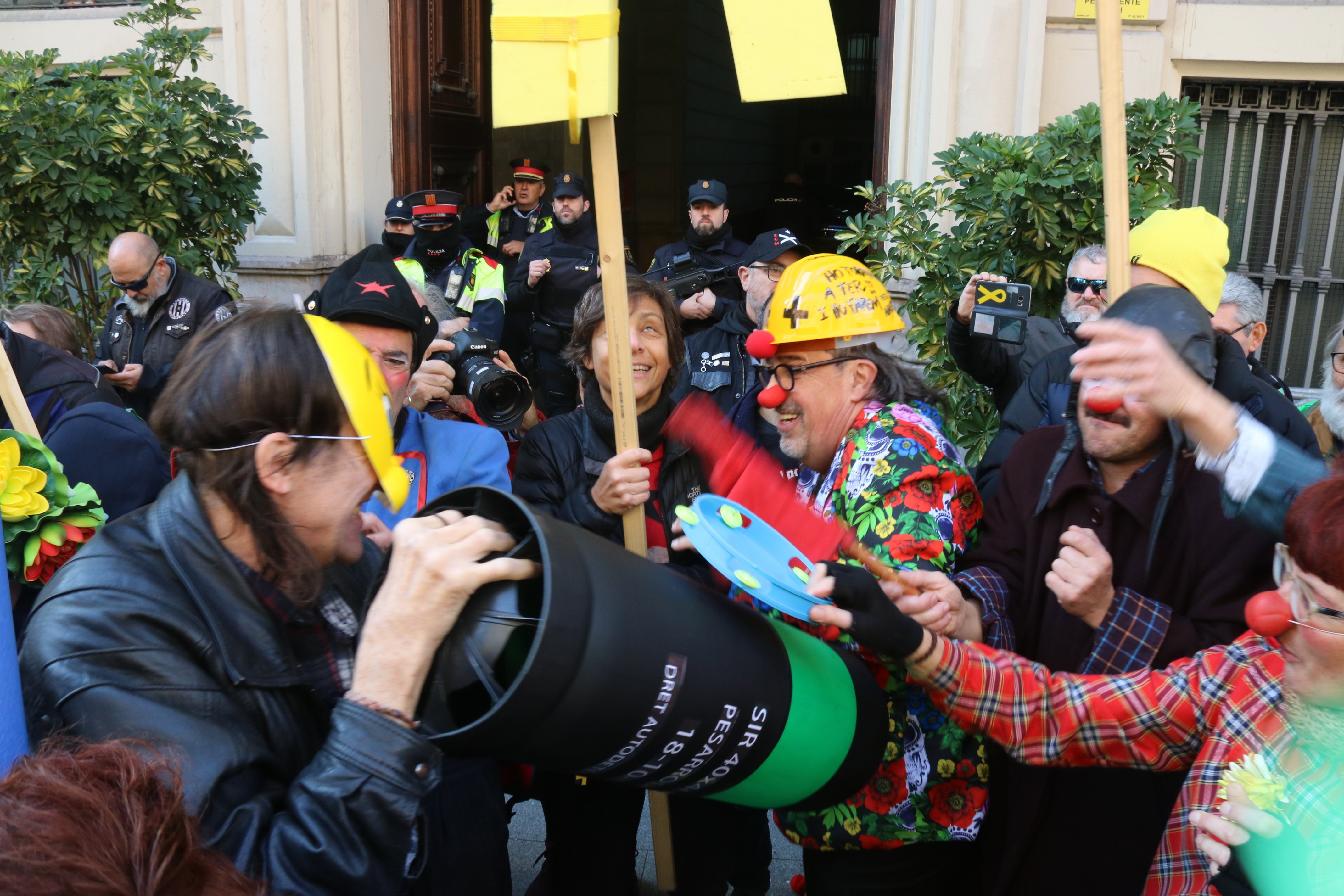 Centenares de payasos en Via Laietana: "Estamos hasta las narices"