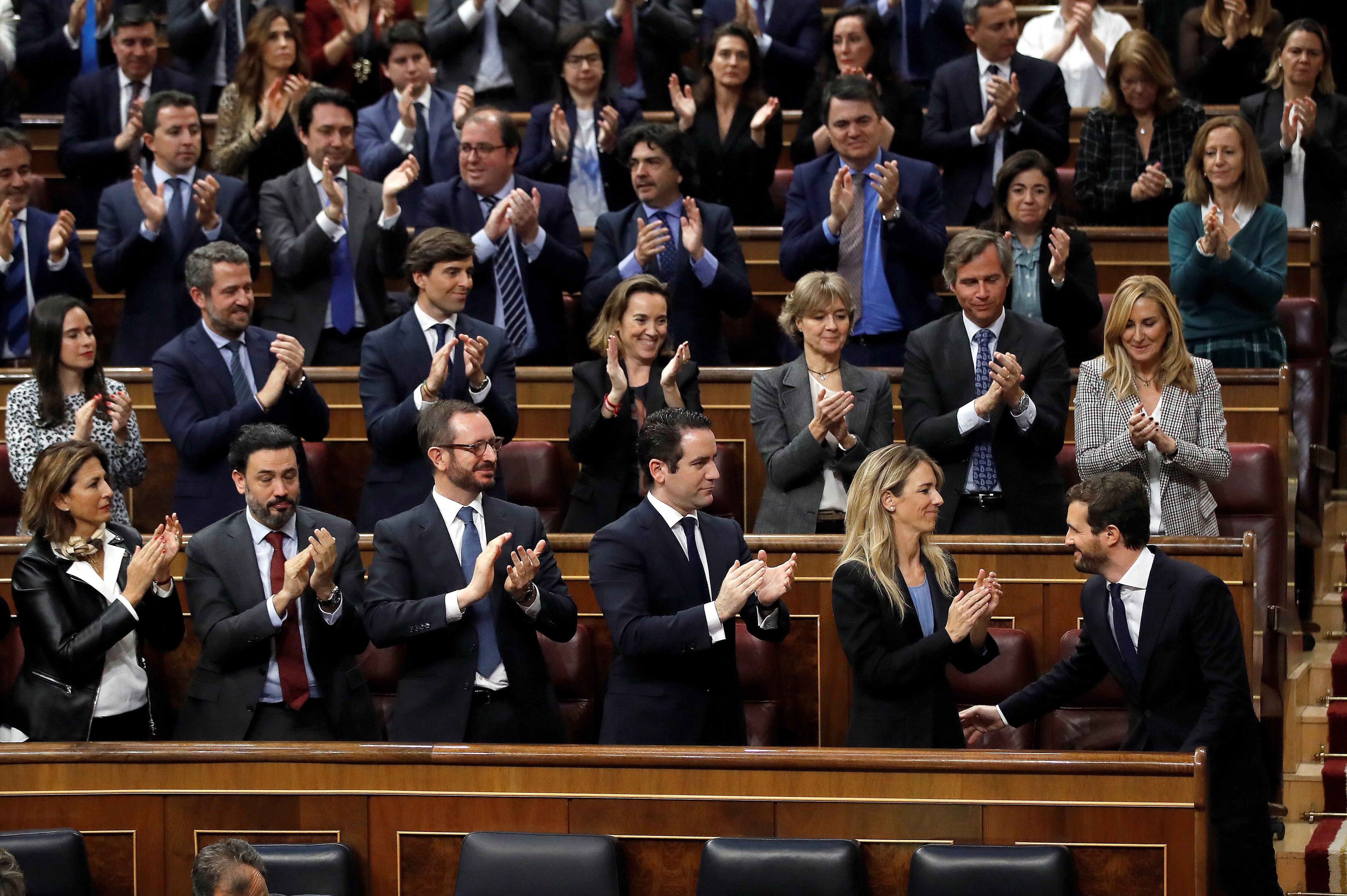 Tensión, gritos, insultos... y una manifestación ultra en la calle