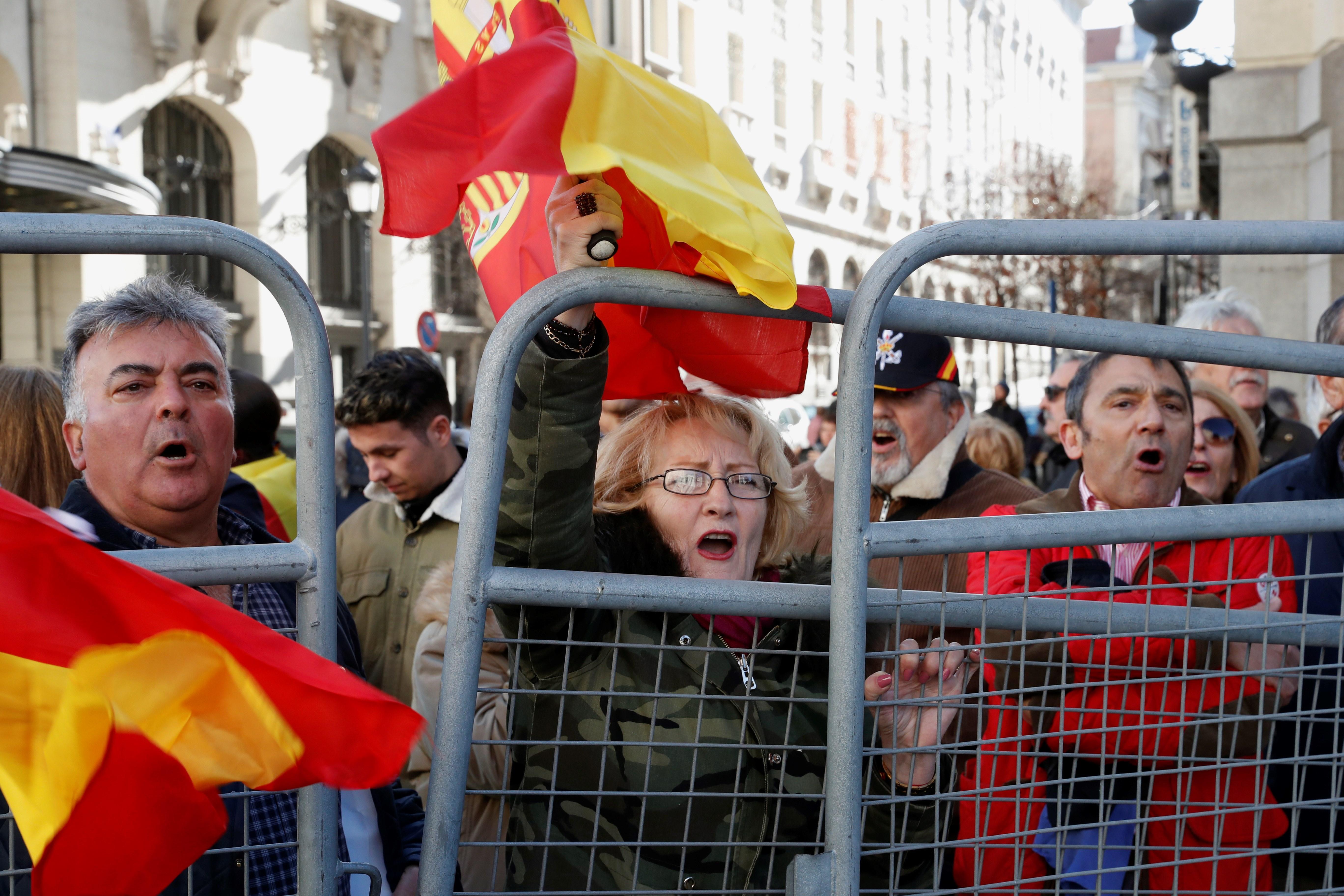 VÍDEO | Ultres es concentren davant del Congrés contra l'acord amb ERC