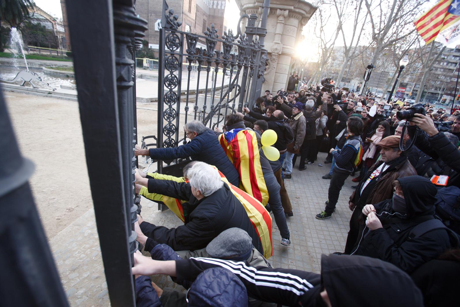 Video: Protesters burst through locked gates of park around the Catalan Parliament