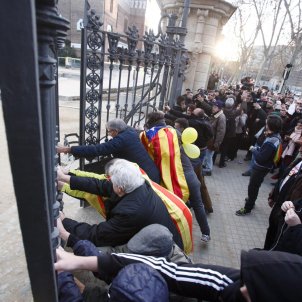 Video: Protesters burst through locked gates of park around the Catalan Parliament