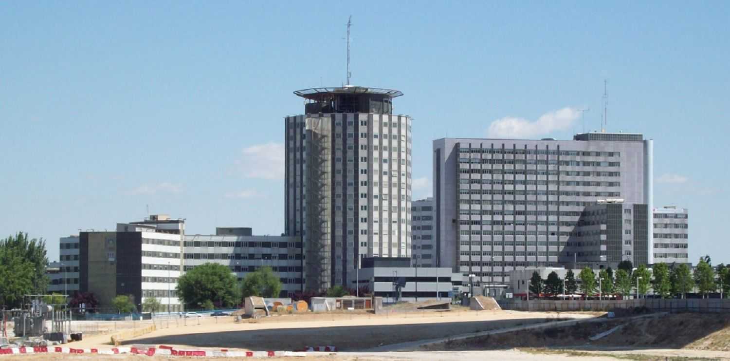 Un hombre se lanza con su bebé de 1 año desde una ventana de un hospital de Madrid