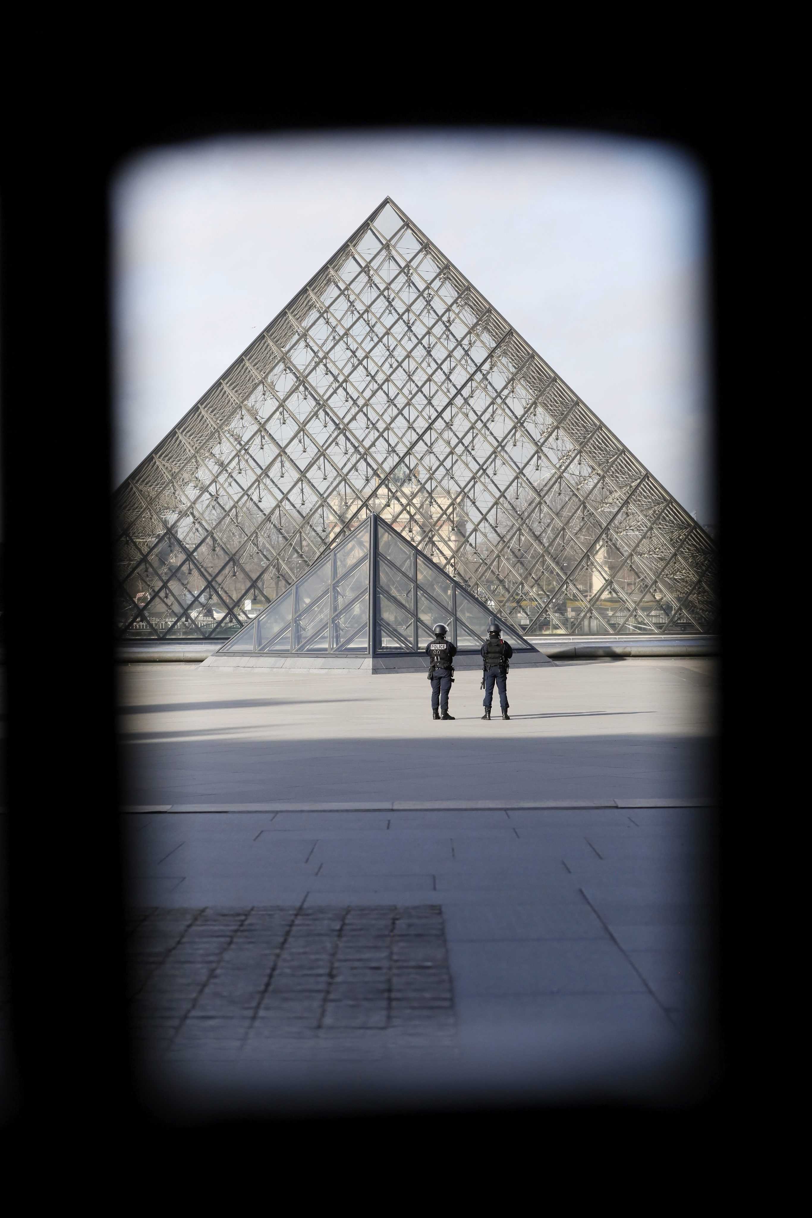 Falsa alarma en la Explanada del Louvre, donde Macron celebraría la victoria