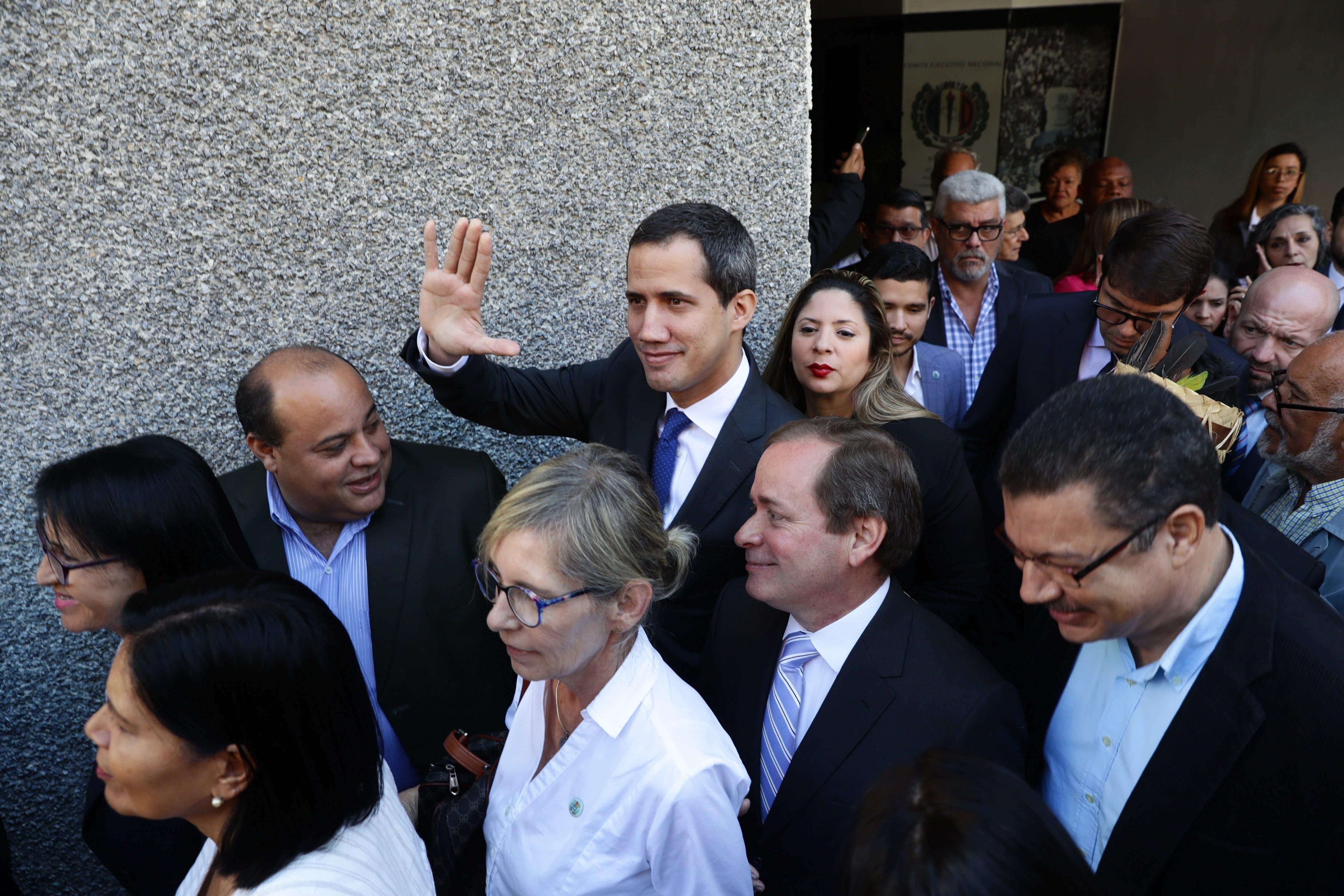 Guaidó y diputados opositores entran por la fuerza al Parlamento venezolano