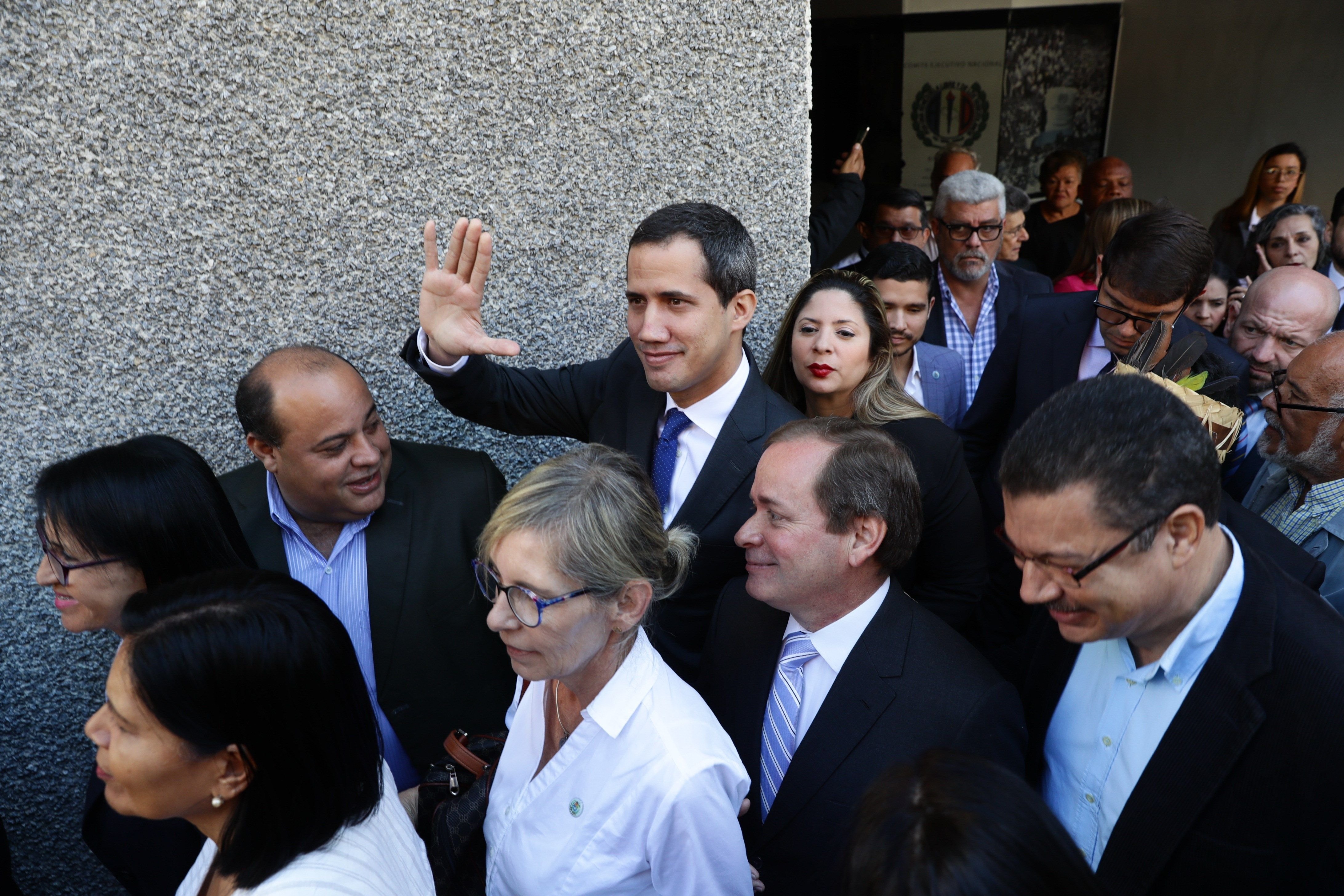 Guaidó i diputats opositors entren per la força al Parlament veneçolà